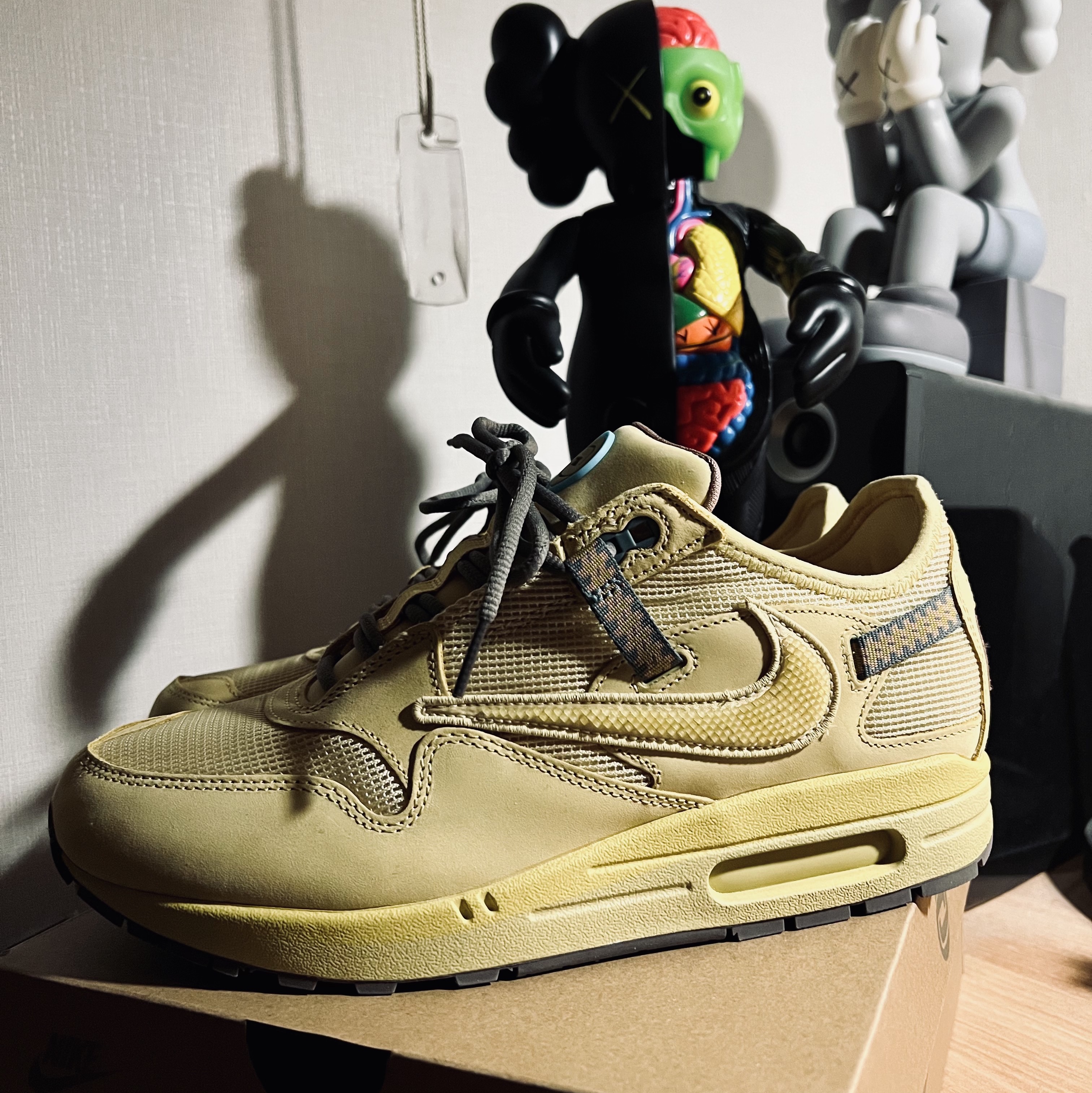 Nike x Travis Scott Air Max 1 Cact.us Gold 착용 스타일 - 2