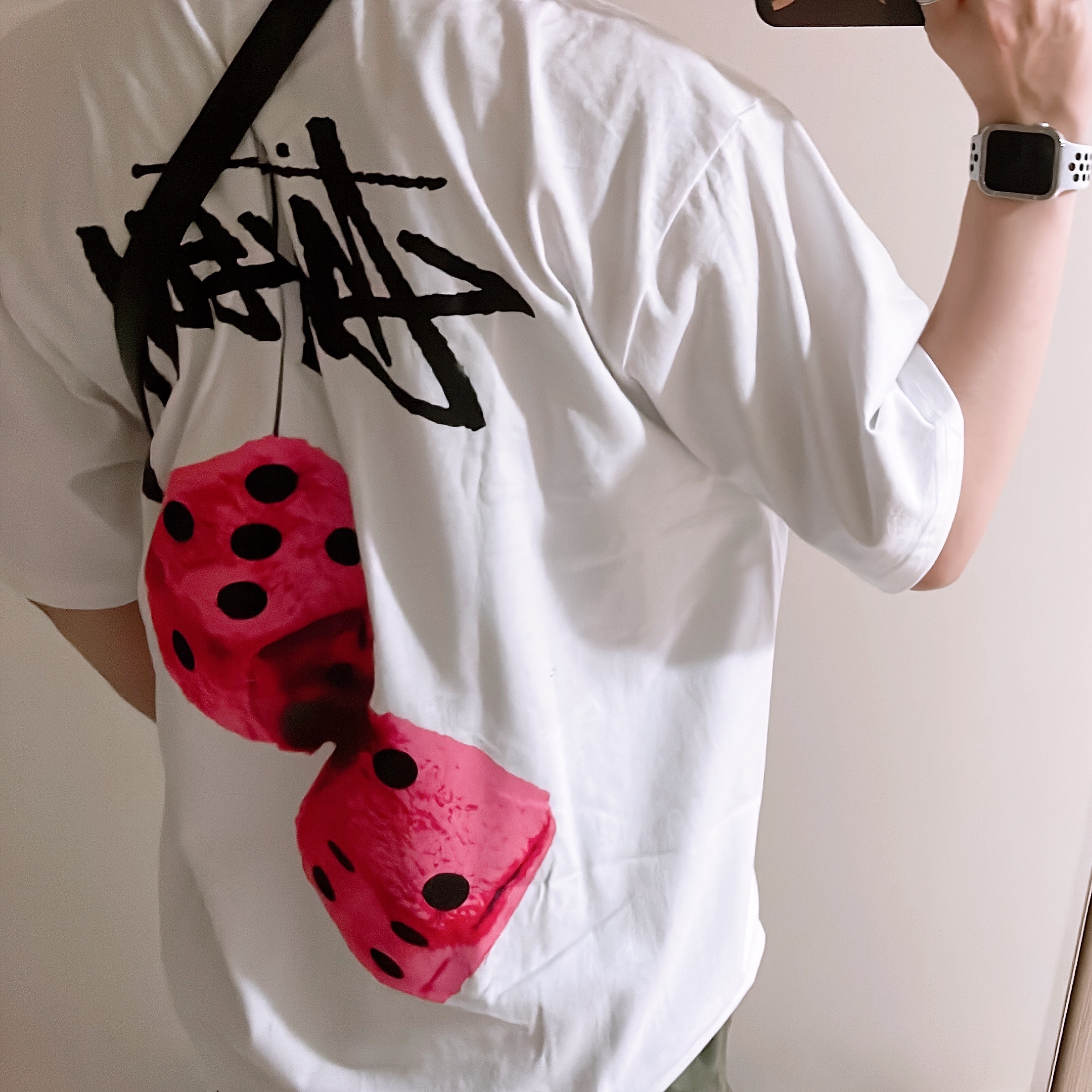 Jordan 1 Retro High OG Black Mocha, Stussy Fuzzy Dice T-Shirt White 착용 스타일 - 2
