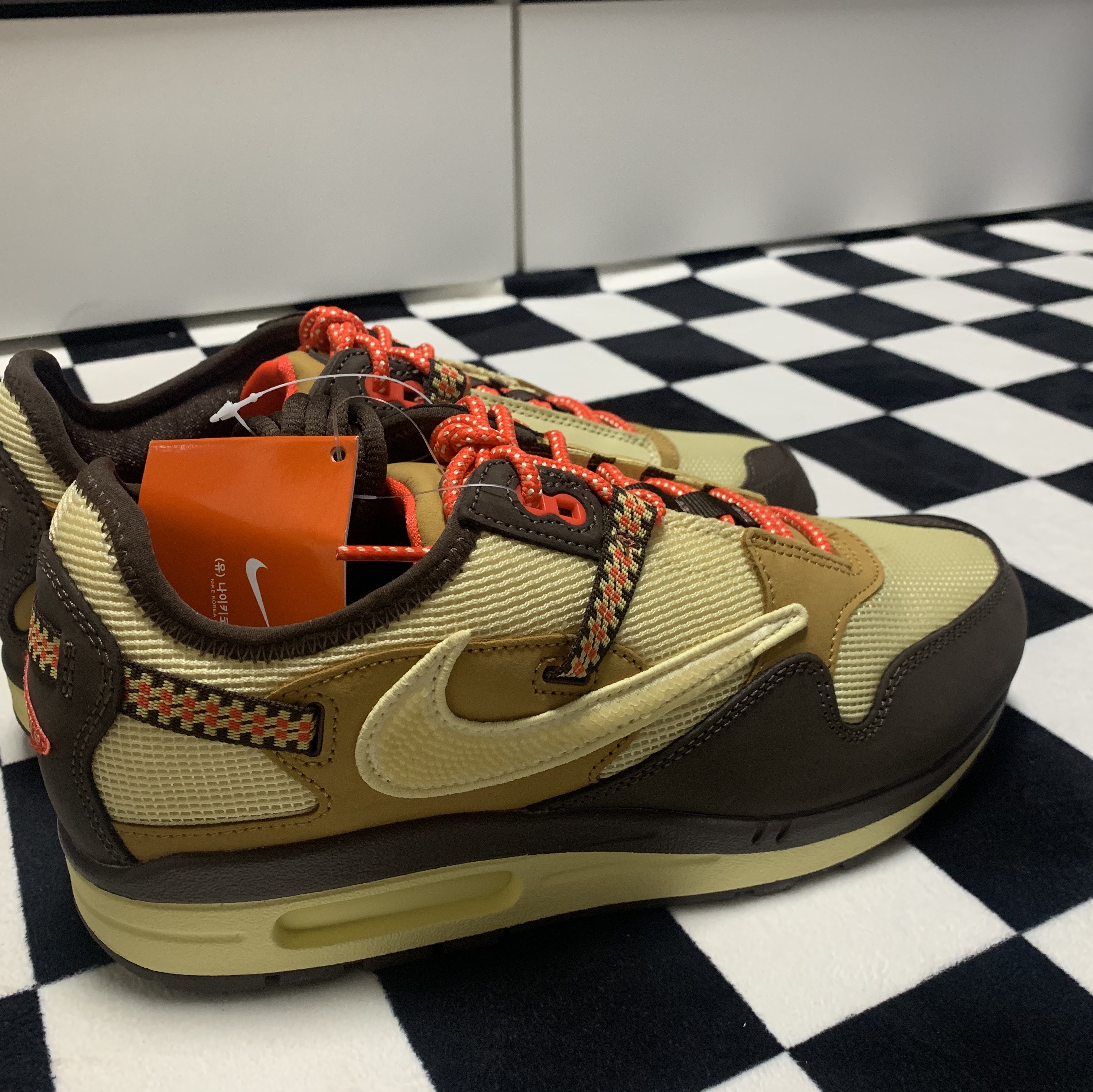 Nike x Travis Scott Air Max 1 Cact.us Brown 착용 스타일 - 2