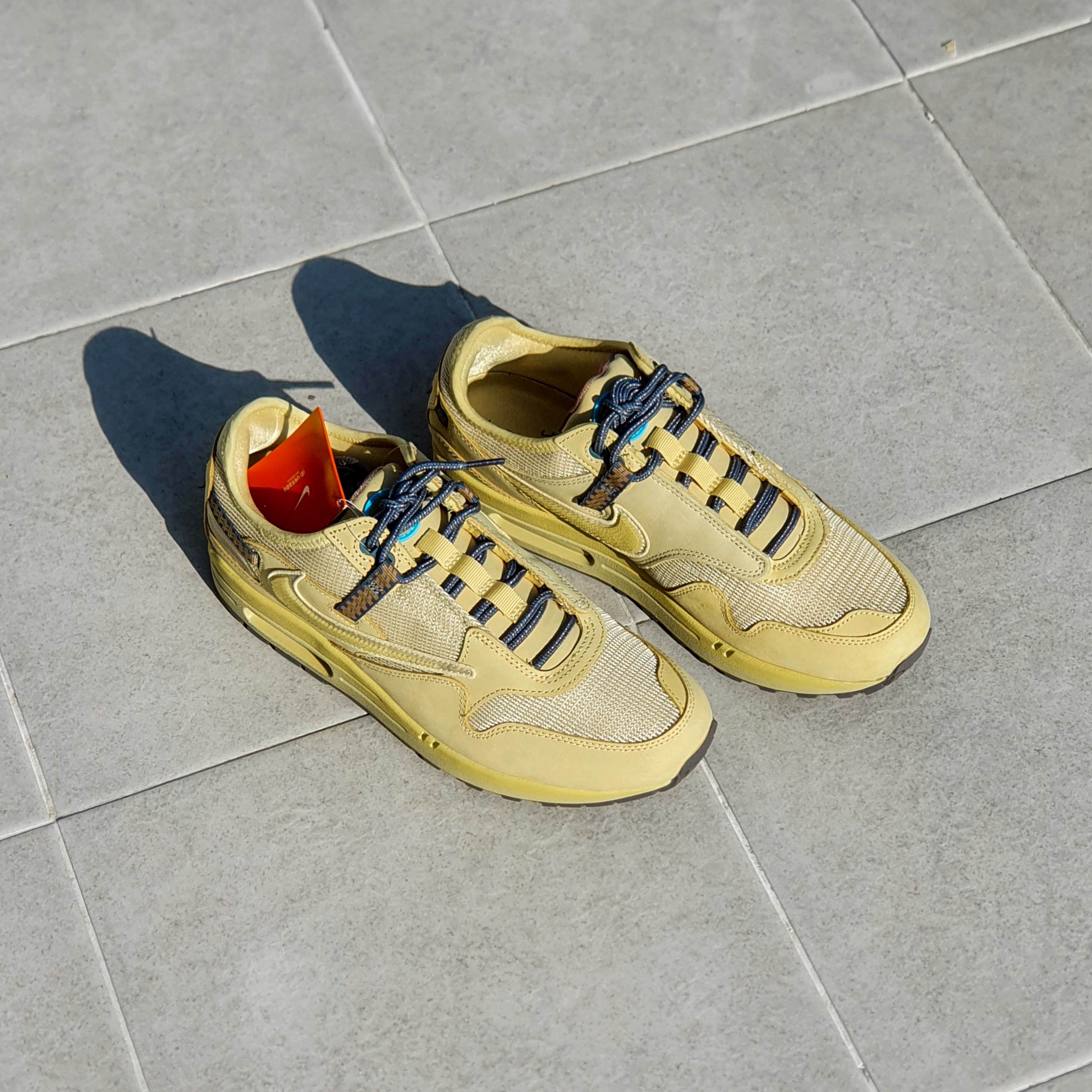 Nike x Travis Scott Air Max 1 Cact.us Gold 착용 스타일 - 2