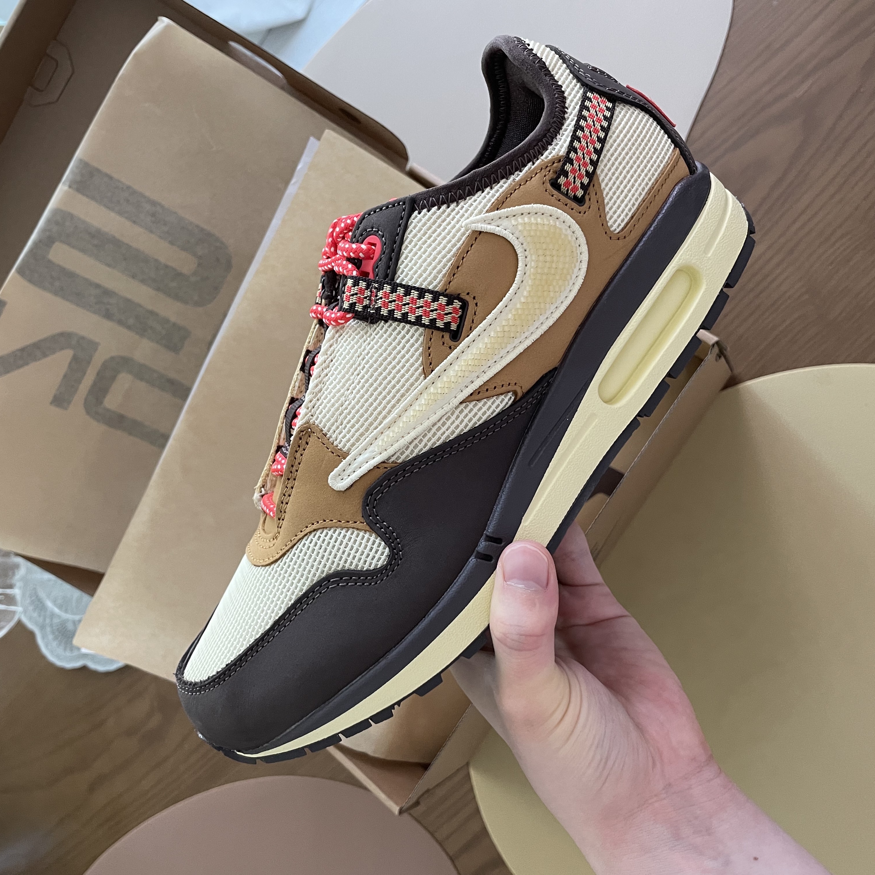 Nike x Travis Scott Air Max 1 Cact.us Brown 착용 스타일 - 1