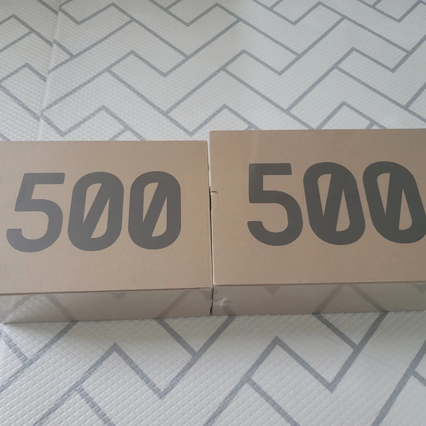 Adidas Yeezy 500 Blush 2022 착용 스타일 - 2