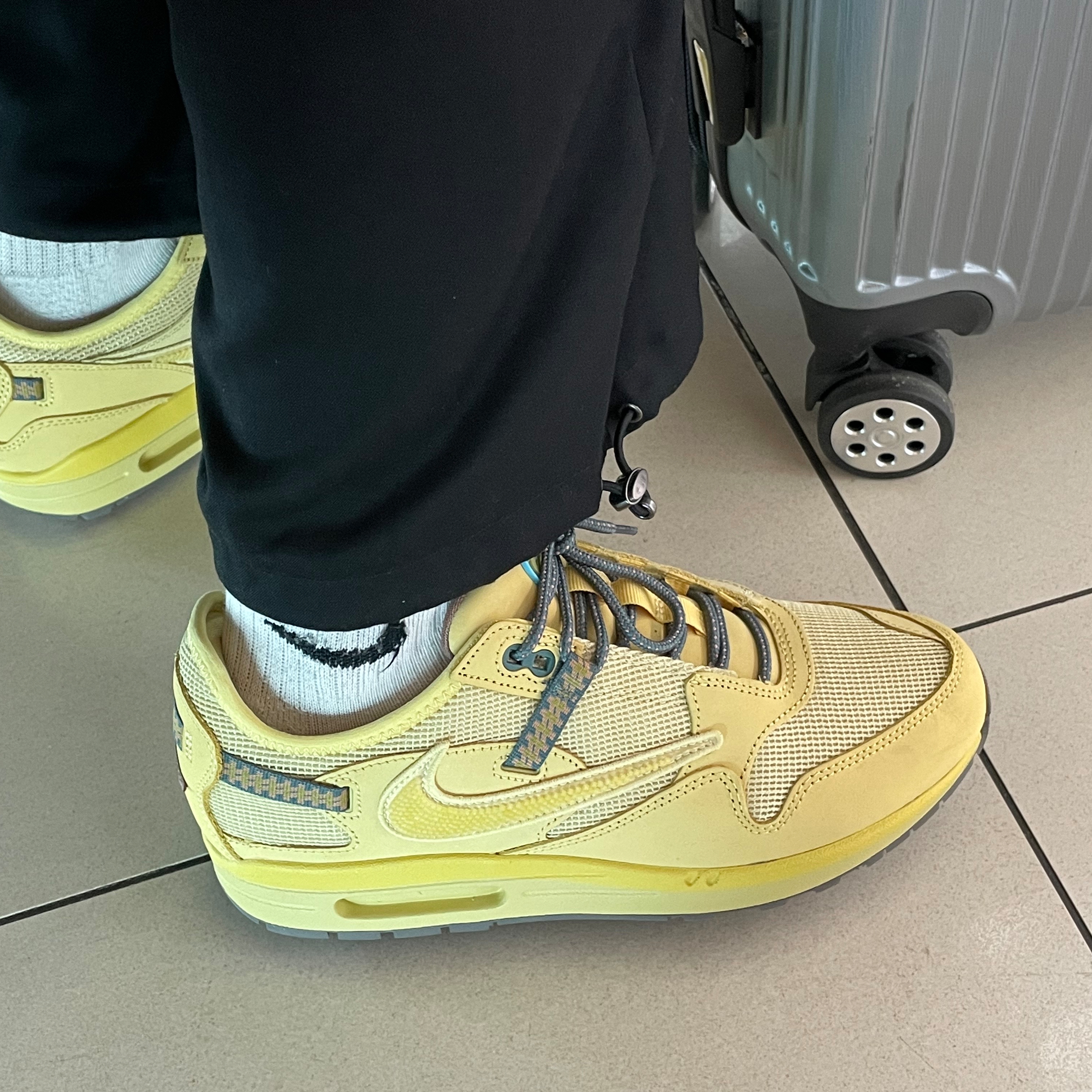 Nike x Travis Scott Air Max 1 Cact.us Gold 착용 스타일 - 1