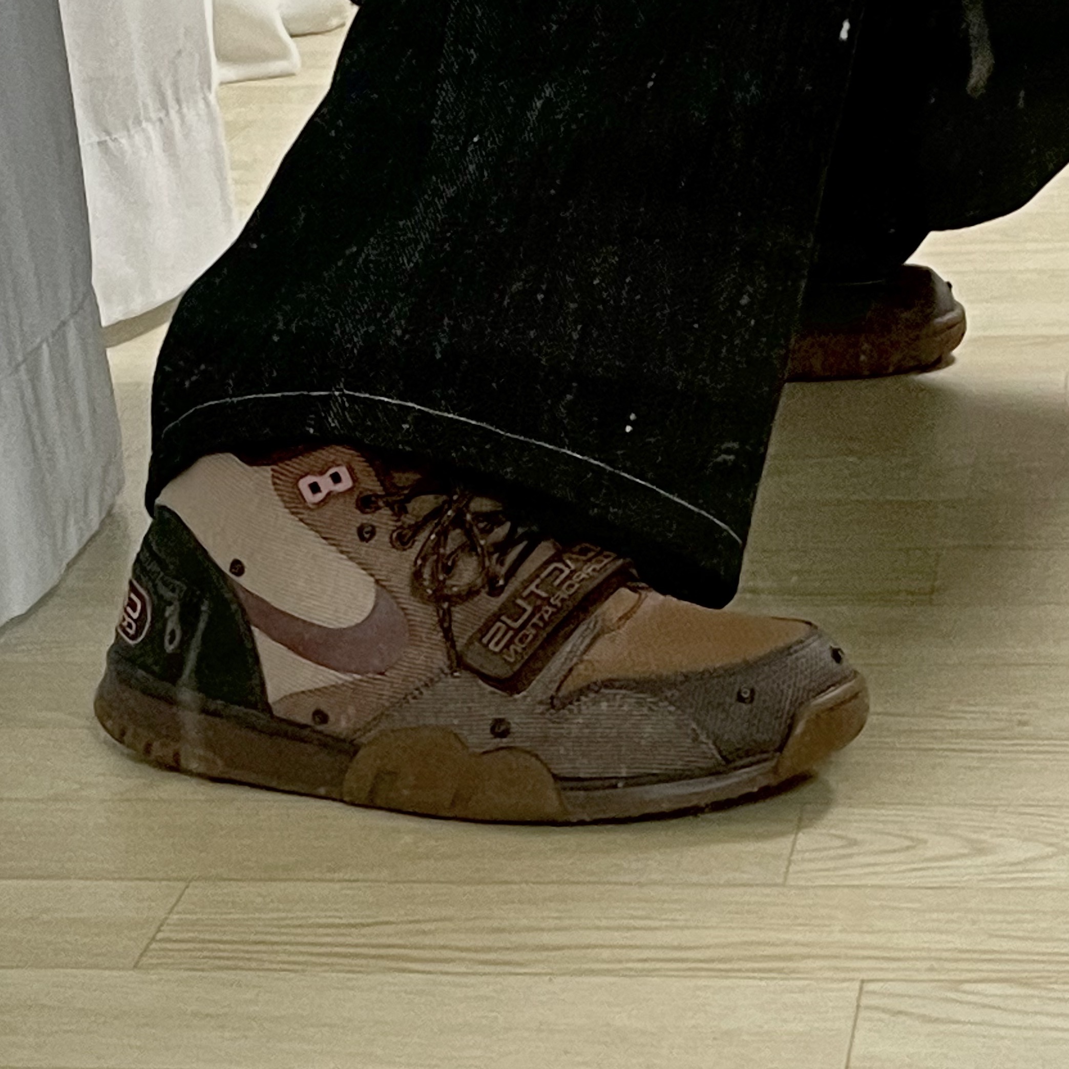 Nike x Travis Scott Air Trainer 1 Archaeo Brown and Rust Pink 착용 스타일 - 2