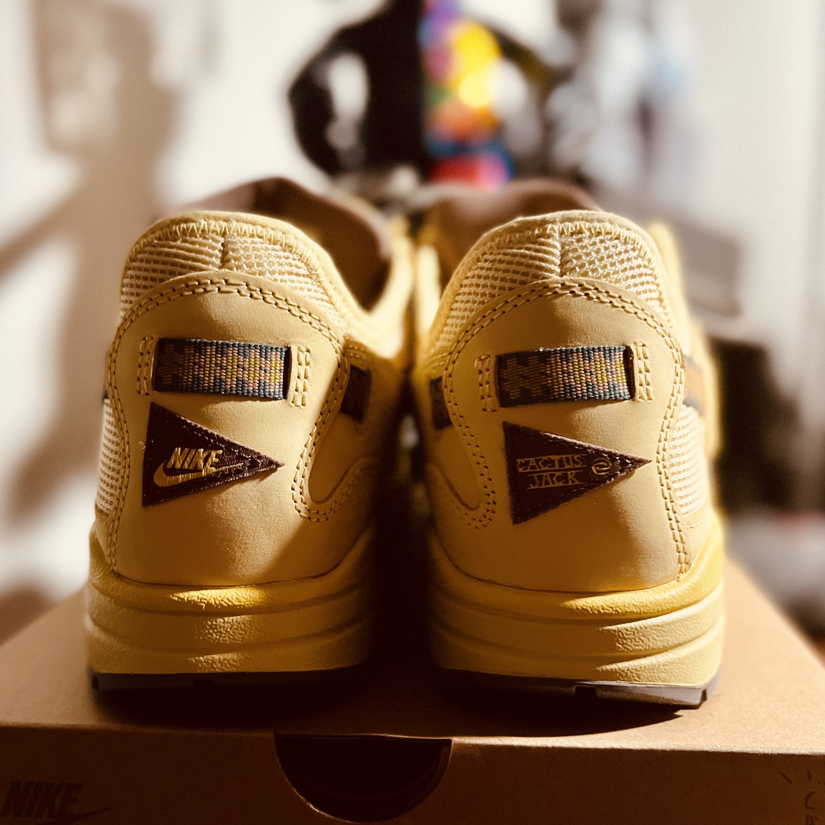 Nike x Travis Scott Air Max 1 Cact.us Gold 착용 스타일 - 3