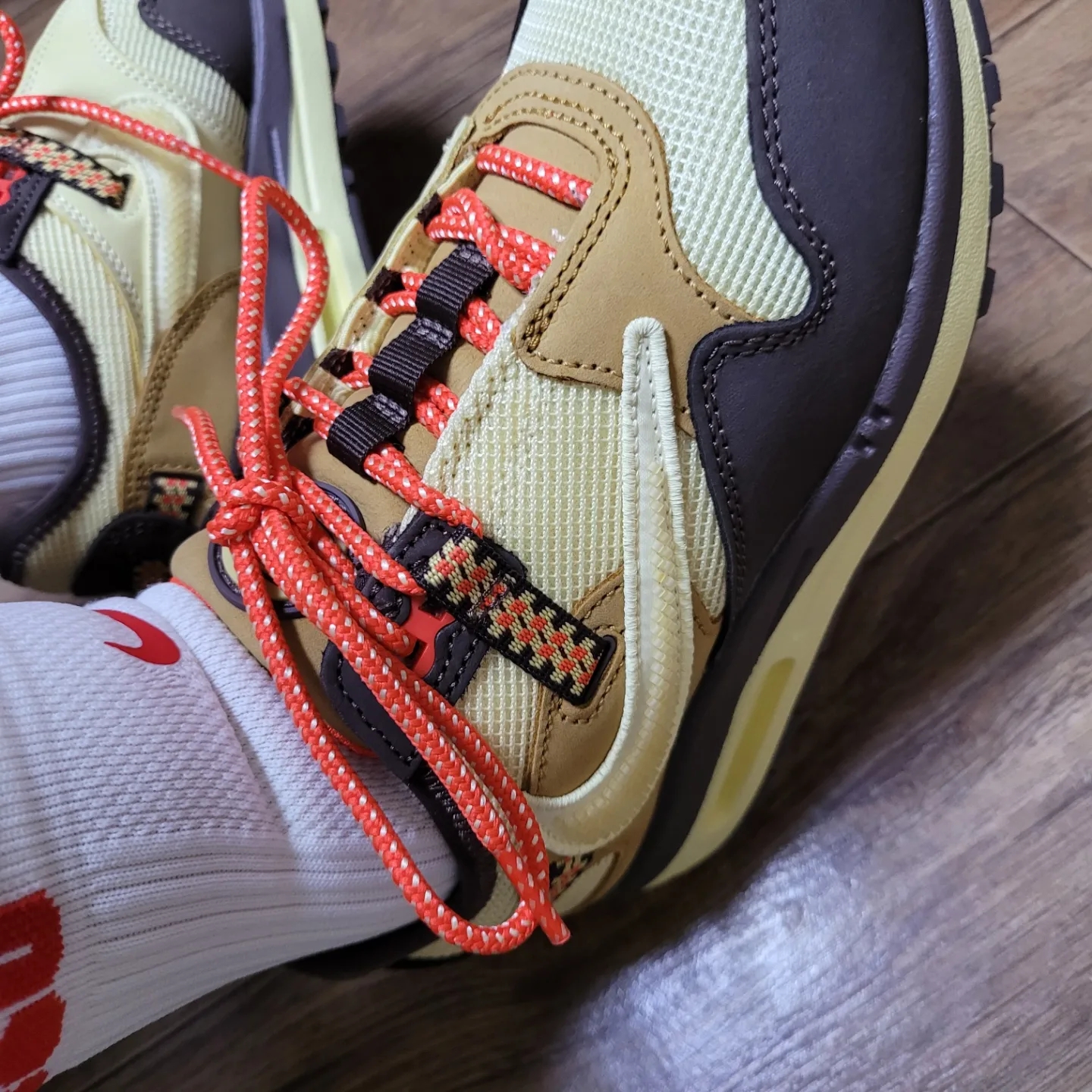 Nike x Travis Scott Air Max 1 Cact.us Brown 착용 스타일 - 2