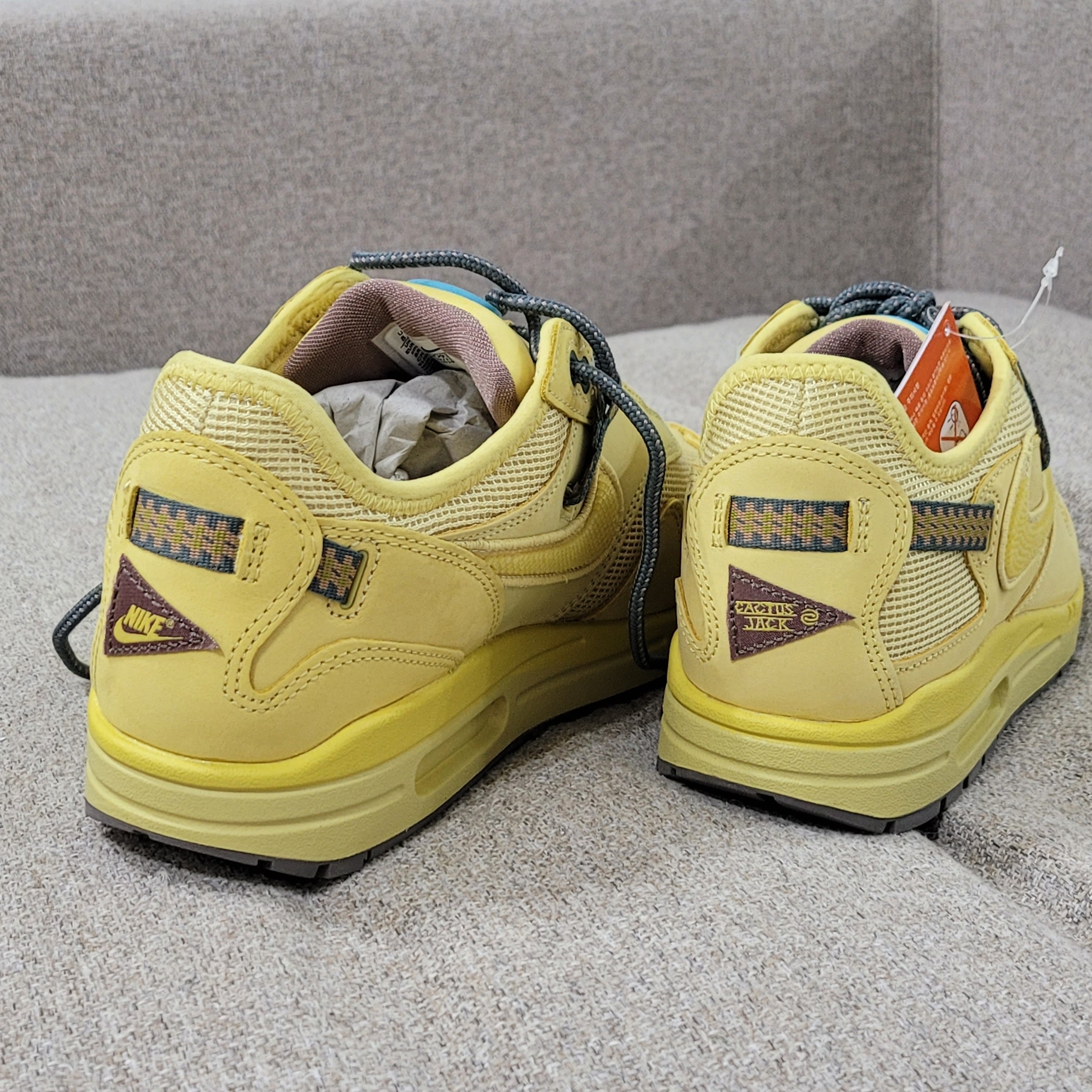 Nike x Travis Scott Air Max 1 Cact.us Gold 착용 스타일 - 3