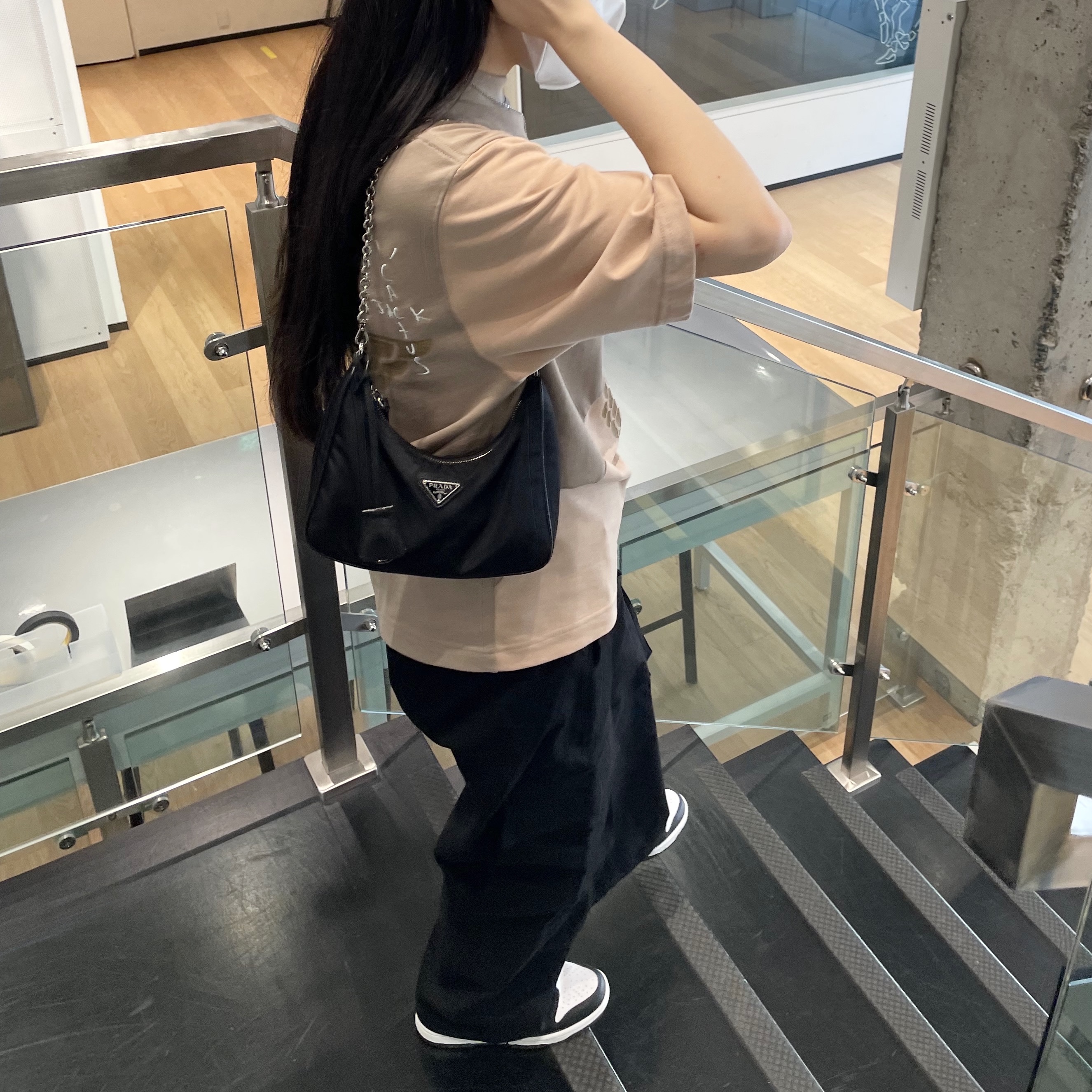 Jordan x Travis Scott S/S Top - Asia, Prada Re-Edition 2005 Re-Nylon Shoulder Bag Black 착용 스타일