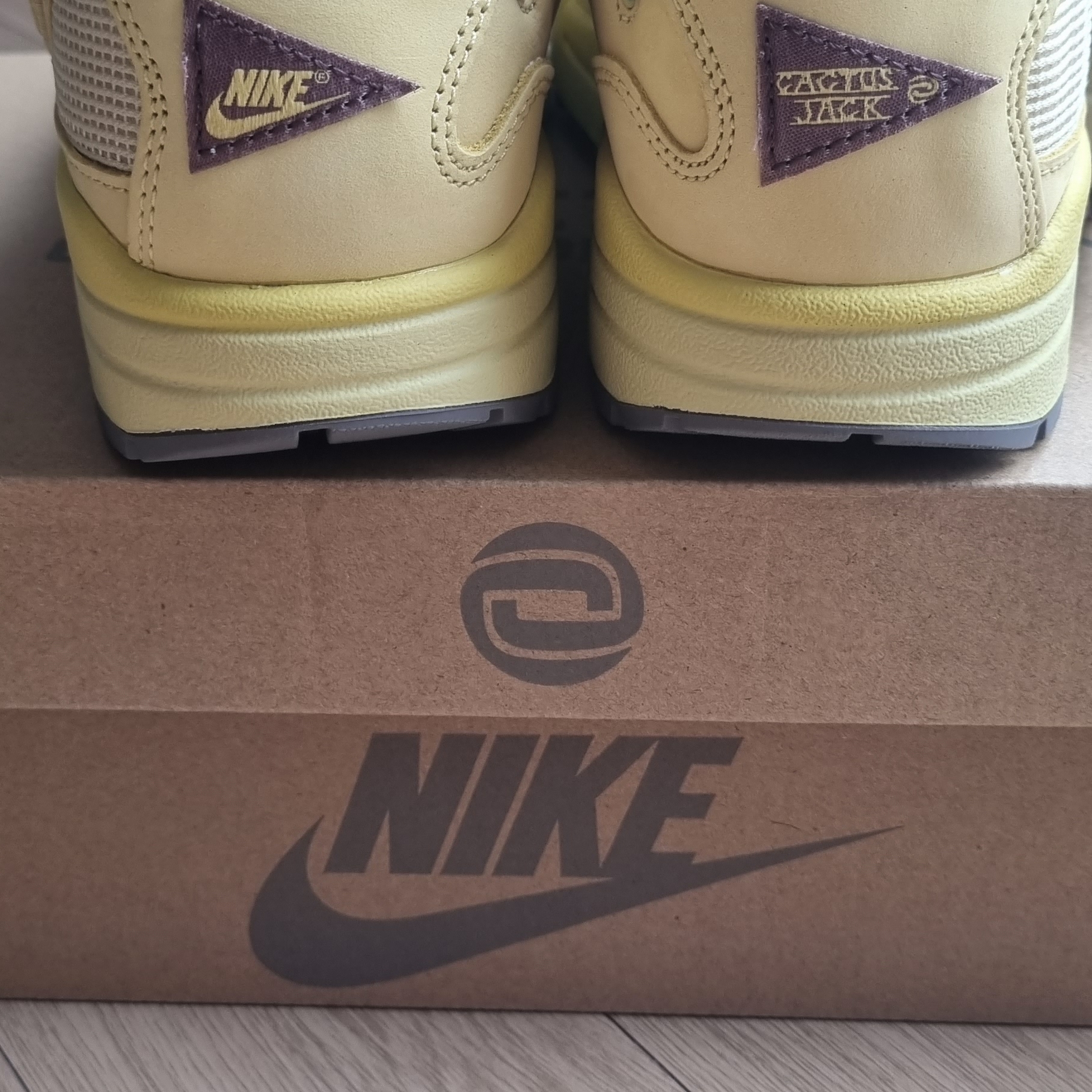 Nike x Travis Scott Air Max 1 Cact.us Gold 착용 스타일 - 2