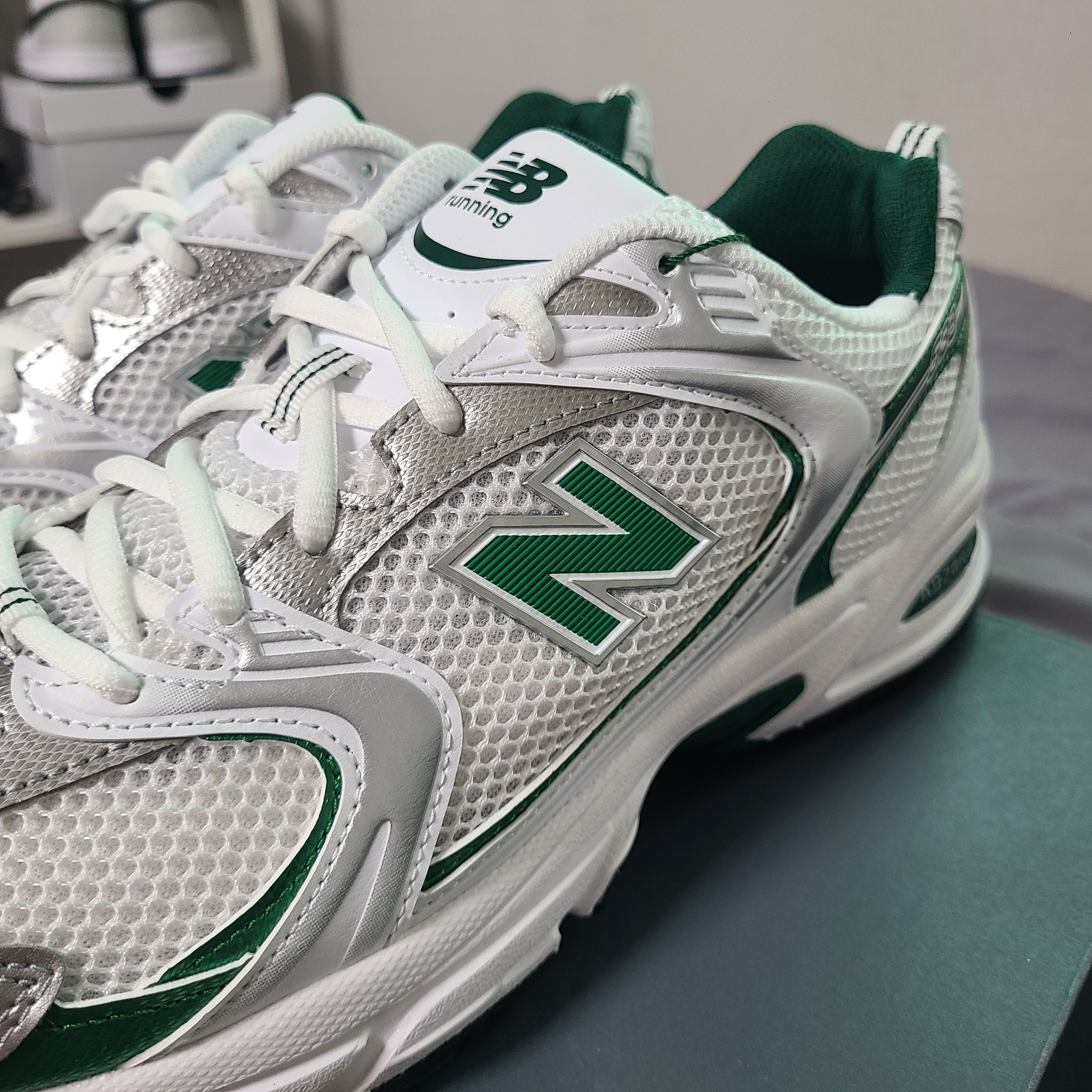New Balance 530 White Nightwatch Green 착용 스타일 - 1