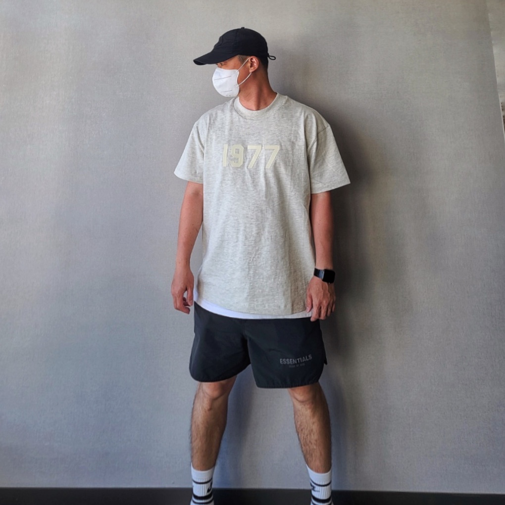 Essentials 1977 T-Shirt Light Oatmeal - 22SS, Essentials Volley Shorts Black - 21SS 착용 스타일