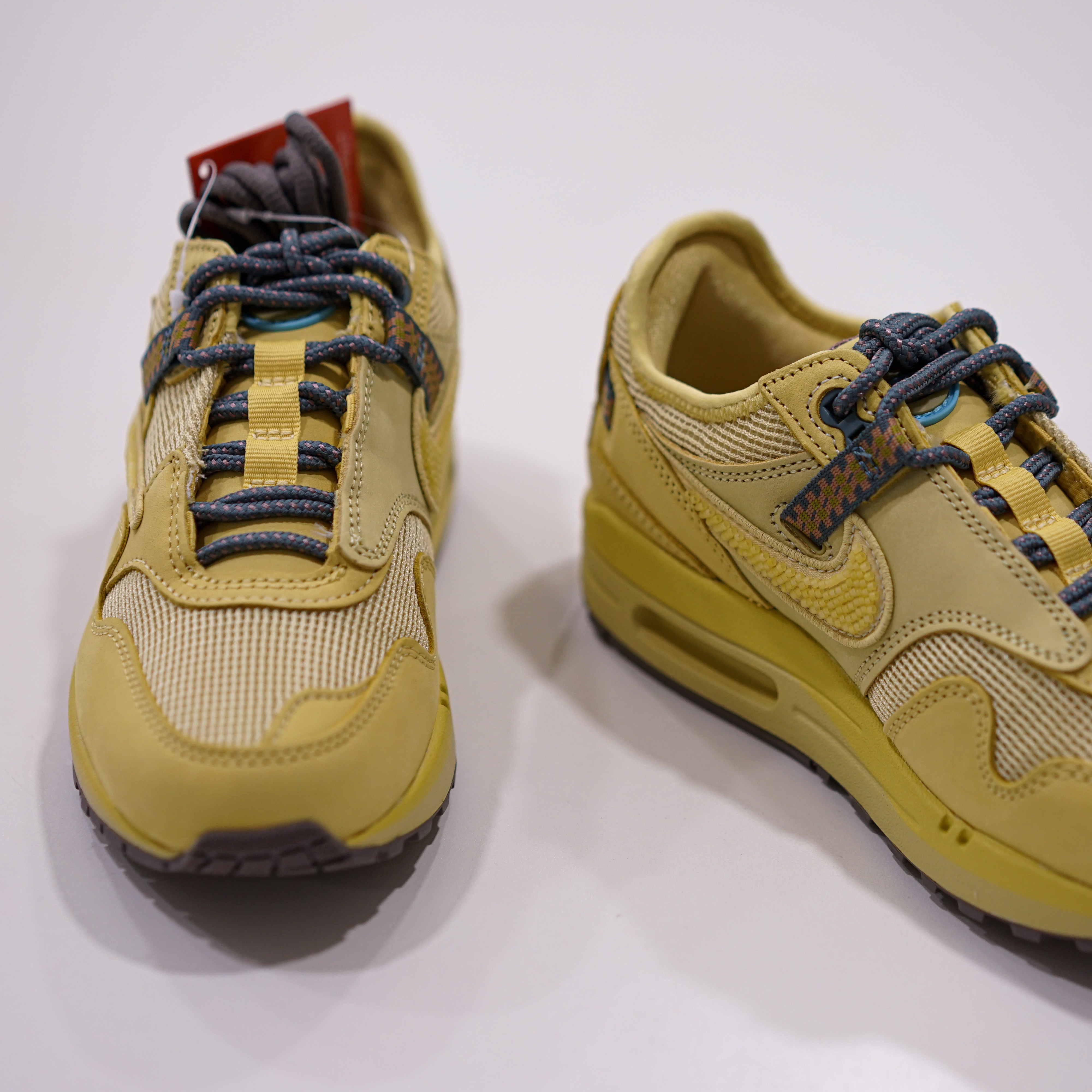 Nike x Travis Scott Air Max 1 Cact.us Gold 착용 스타일 - 2