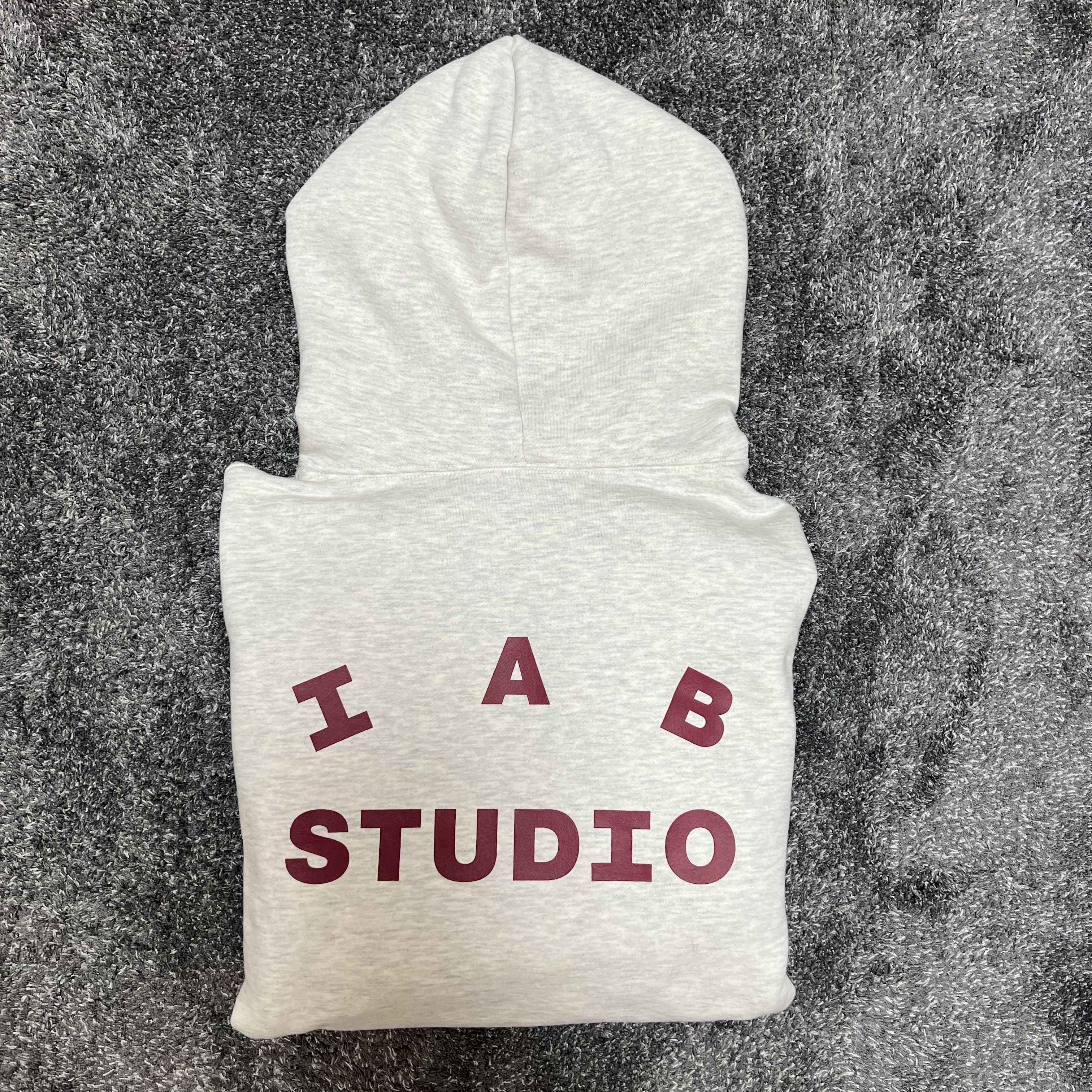 IAB Studio Hoodie Oatmeal Burgundy 착용 스타일