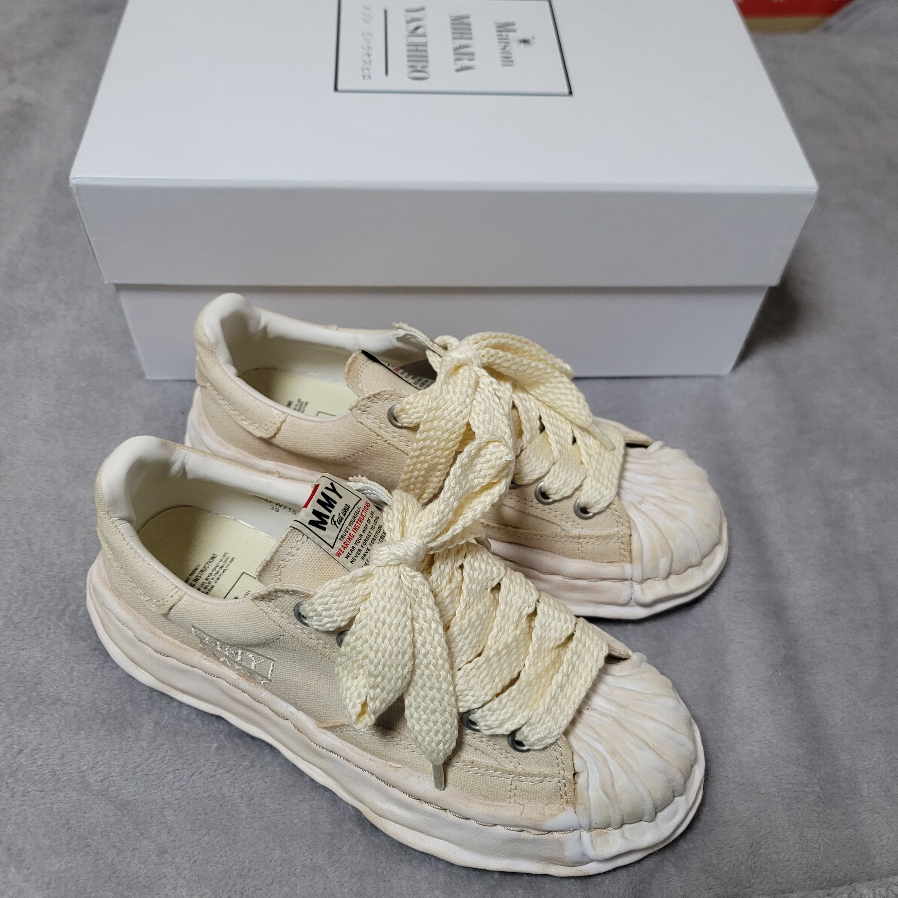 Maison Mihara Yasuhiro Blakey OG STC Sole OD Canvas Low-top Sneakers White 착용 스타일