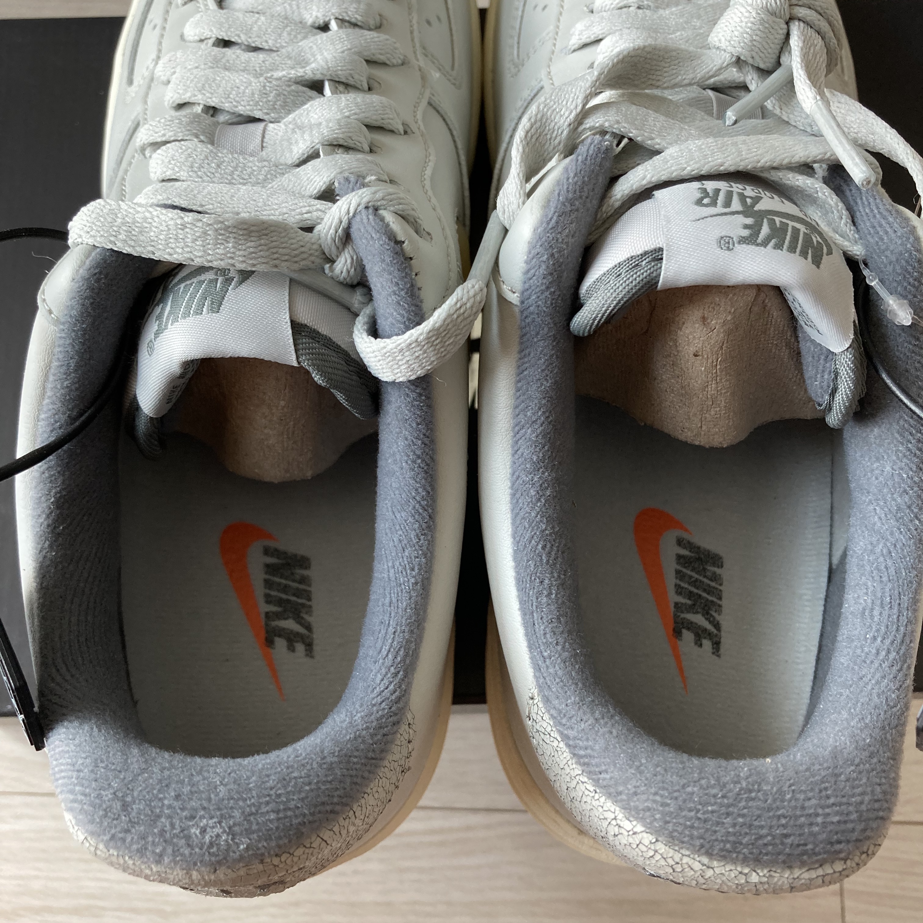 Nike Air Force 1 '07 LX Light Bone and Coconut Milk 착용 스타일 - 5