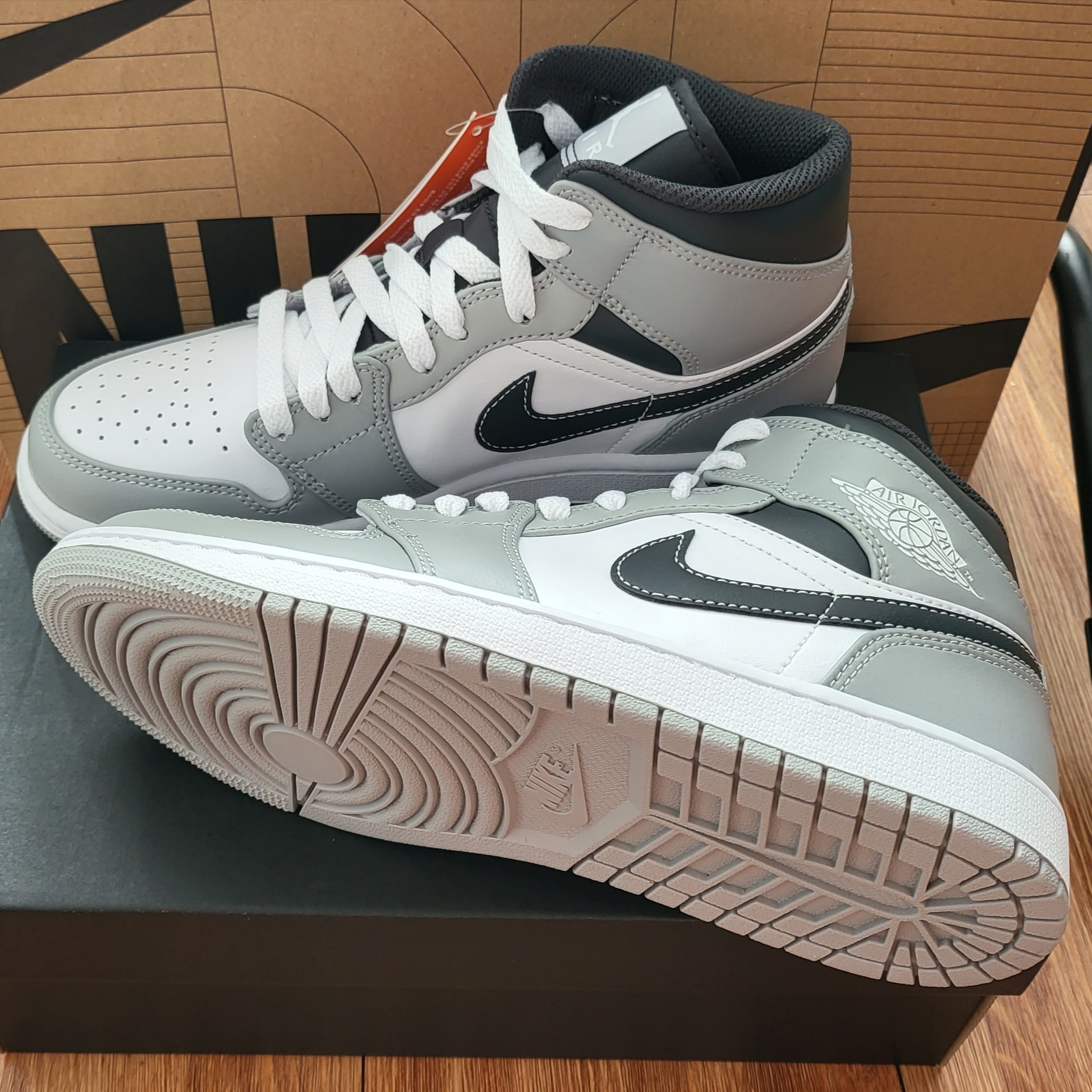 Jordan 1 Mid Light Smoke Grey Anthracite 착용 스타일 - 4