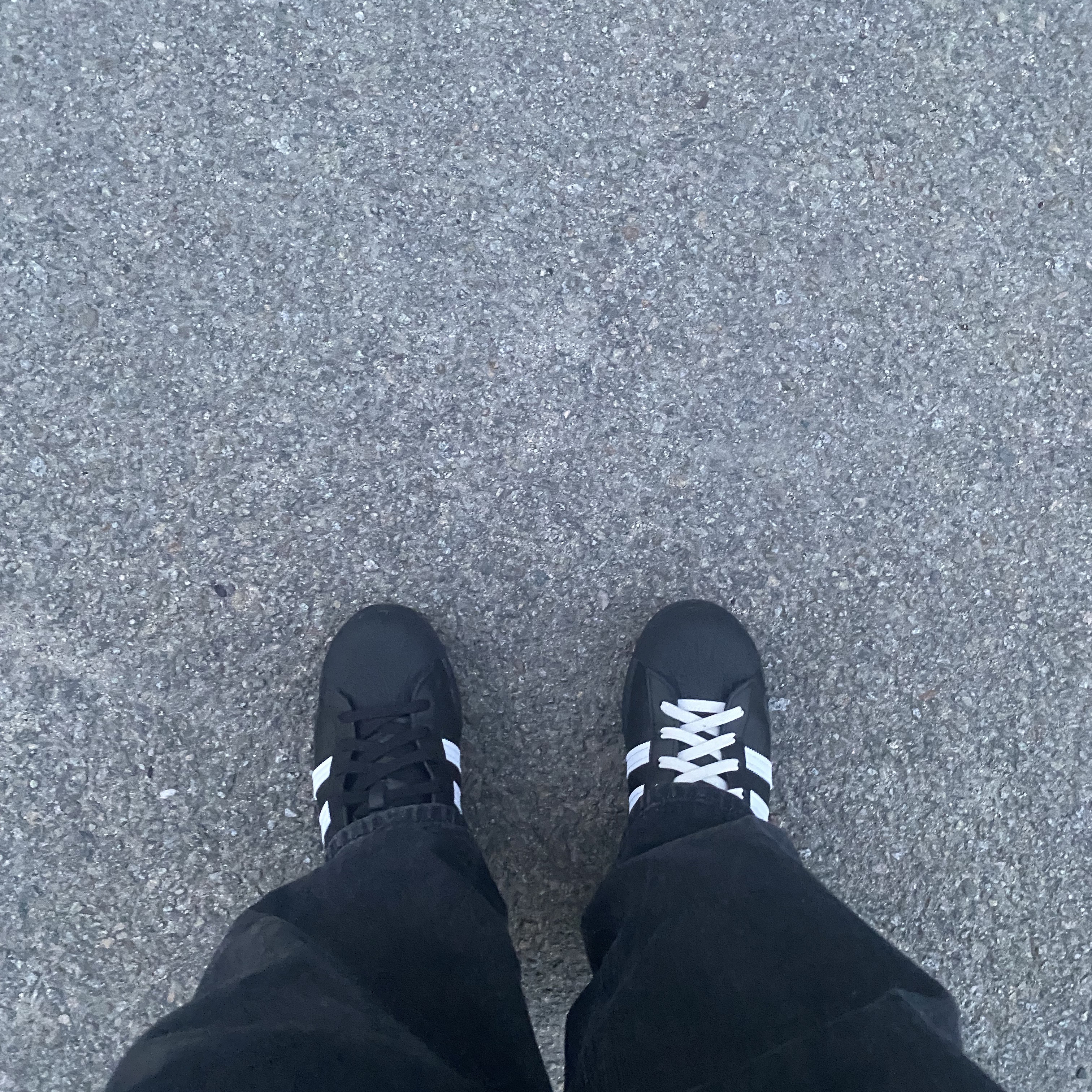 Adidas Superstar Core Black White 착용 스타일