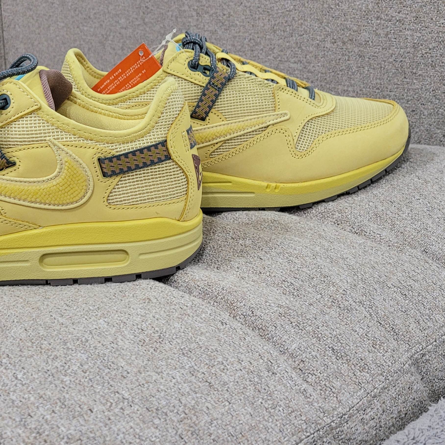 Nike x Travis Scott Air Max 1 Cact.us Gold 착용 스타일 - 1