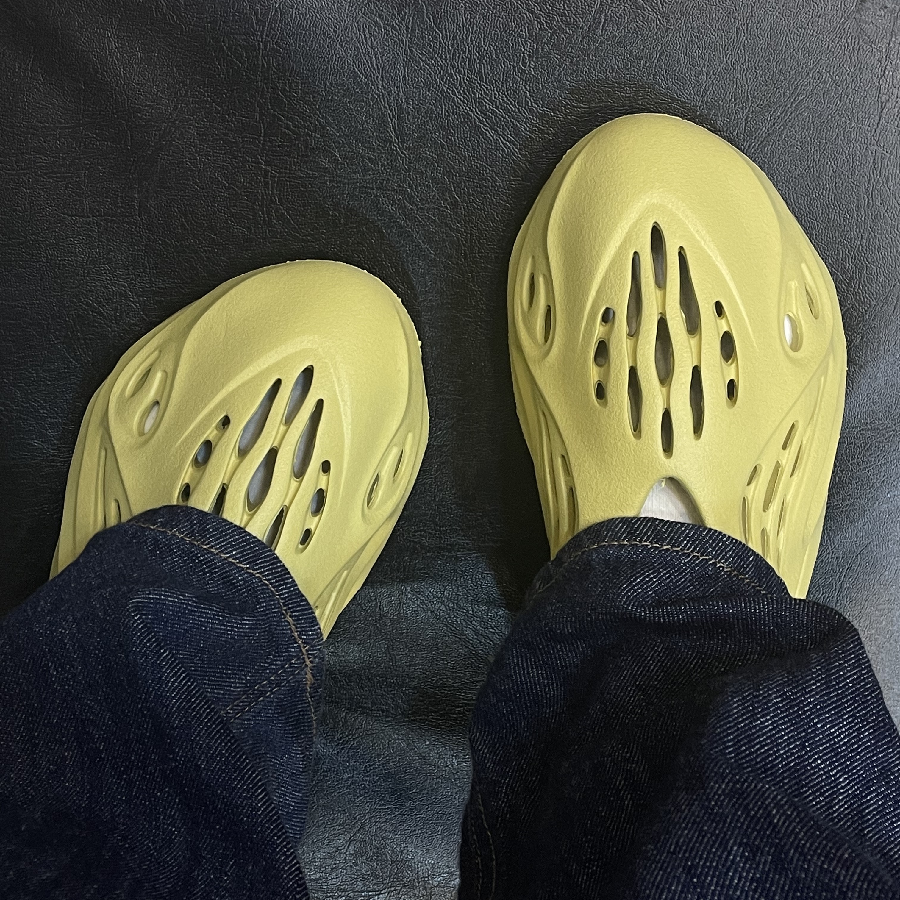 Adidas Yeezy Foam RNNR Sulfur 착용 스타일 - 3