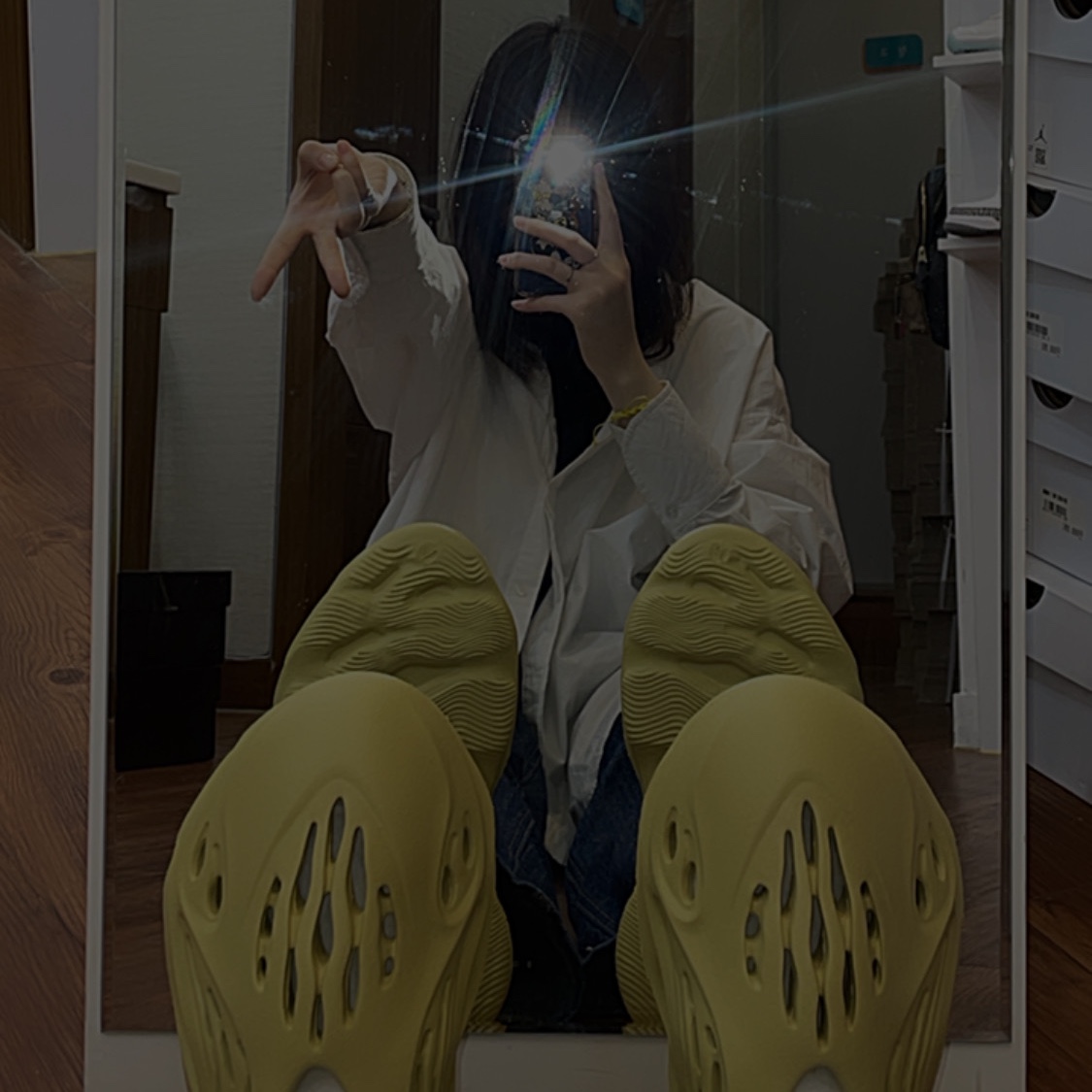Adidas Yeezy Foam RNNR Sulfur 착용 스타일 - 1