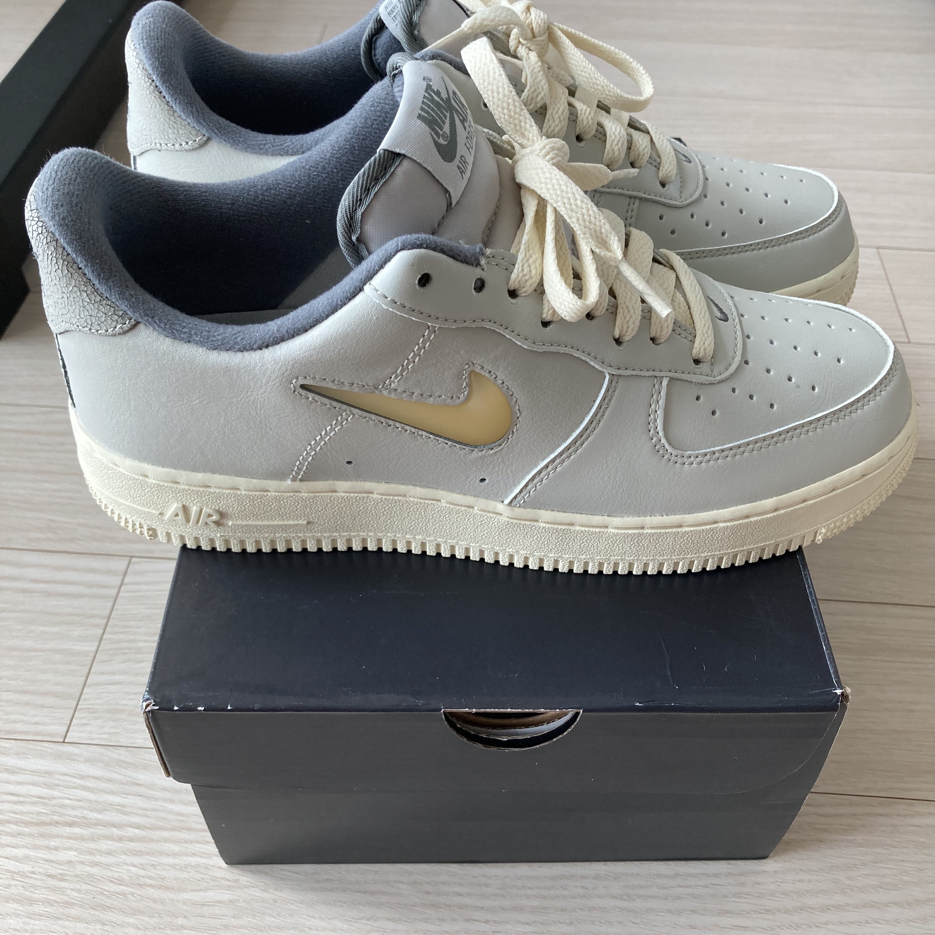 Nike Air Force 1 '07 LX Light Bone and Coconut Milk 착용 스타일 - 3