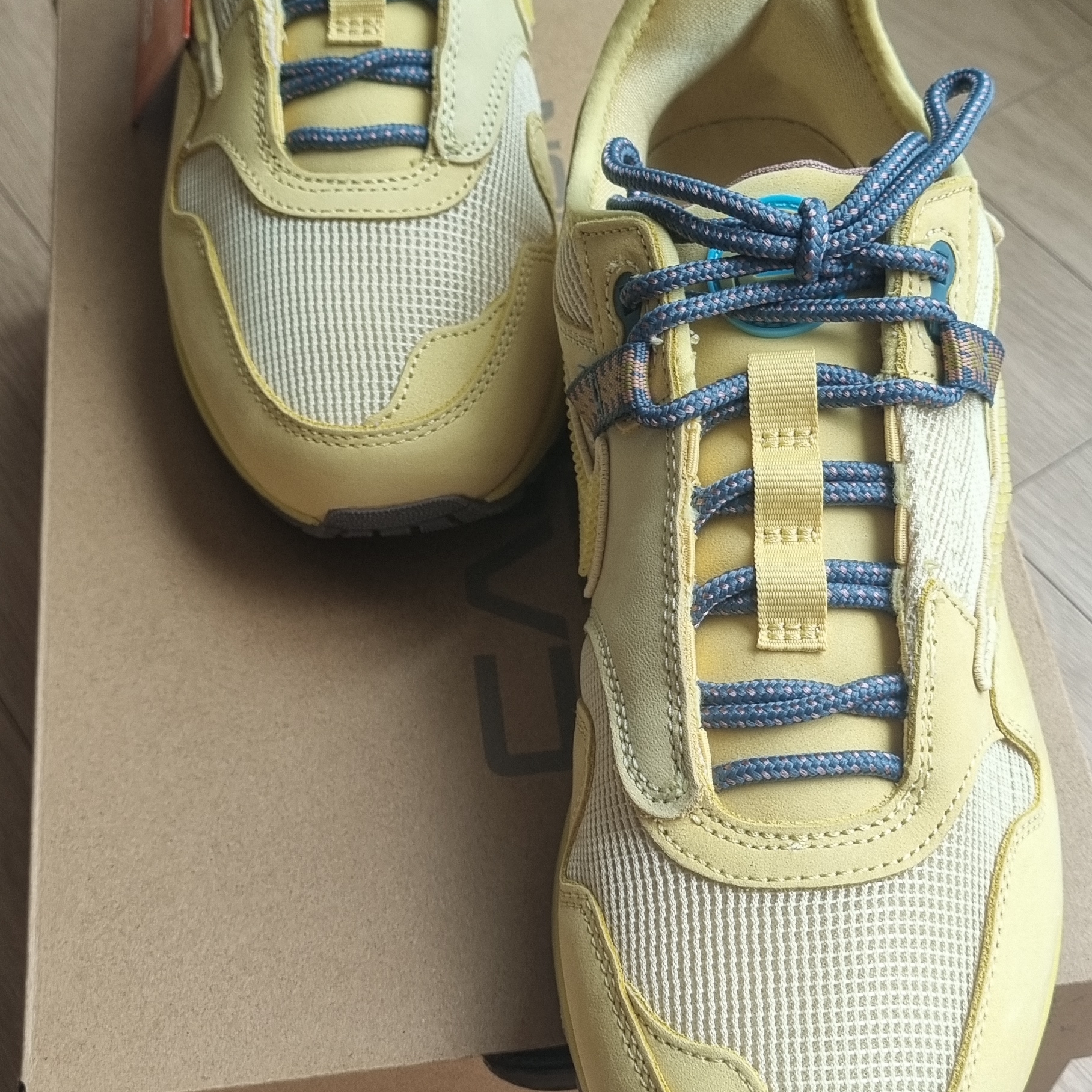 Nike x Travis Scott Air Max 1 Cact.us Gold 착용 스타일 - 3