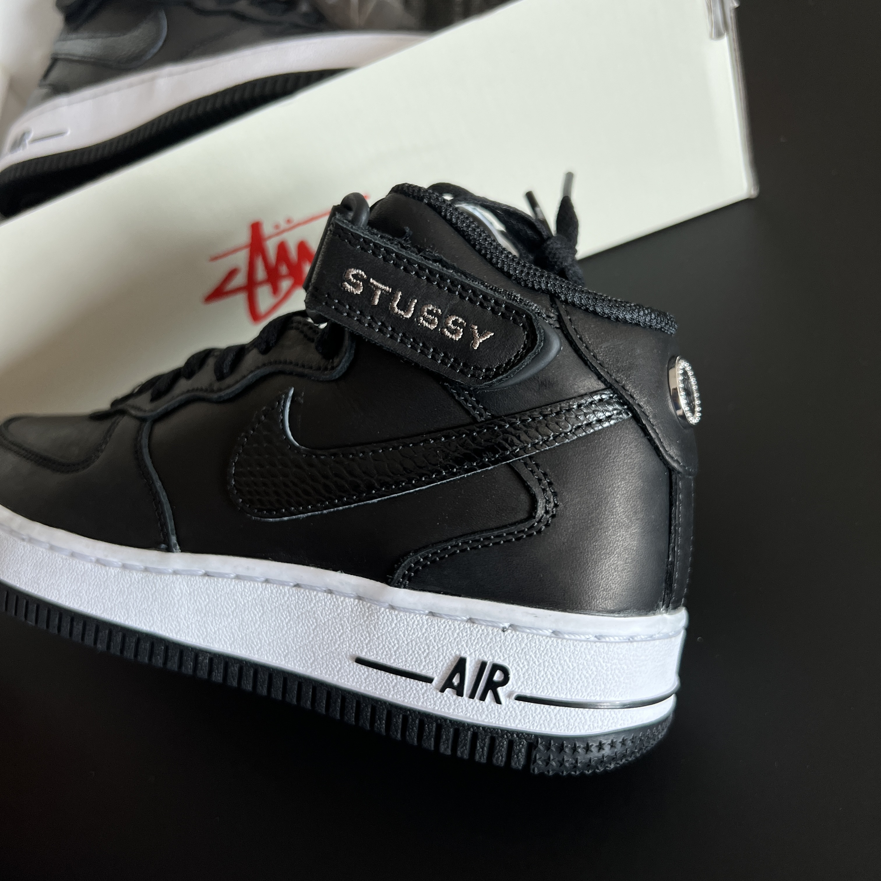 Nike x Stussy Air Force 1 '07 Mid SP Black 착용 스타일 - 2