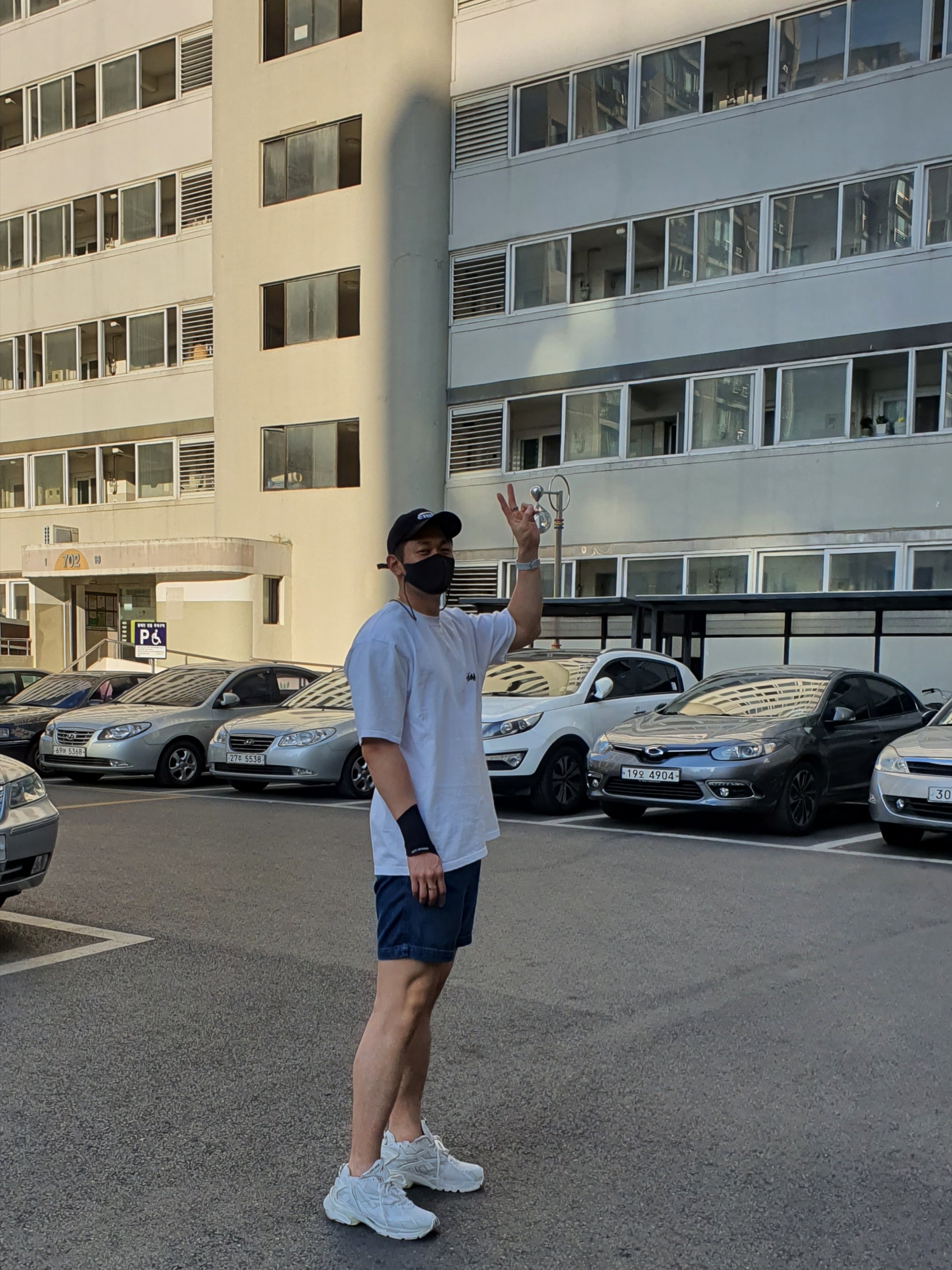 Balenciaga Runner Sneakers White, Stussy Fuzzy Dice T-Shirt White 착용 스타일 - 1
