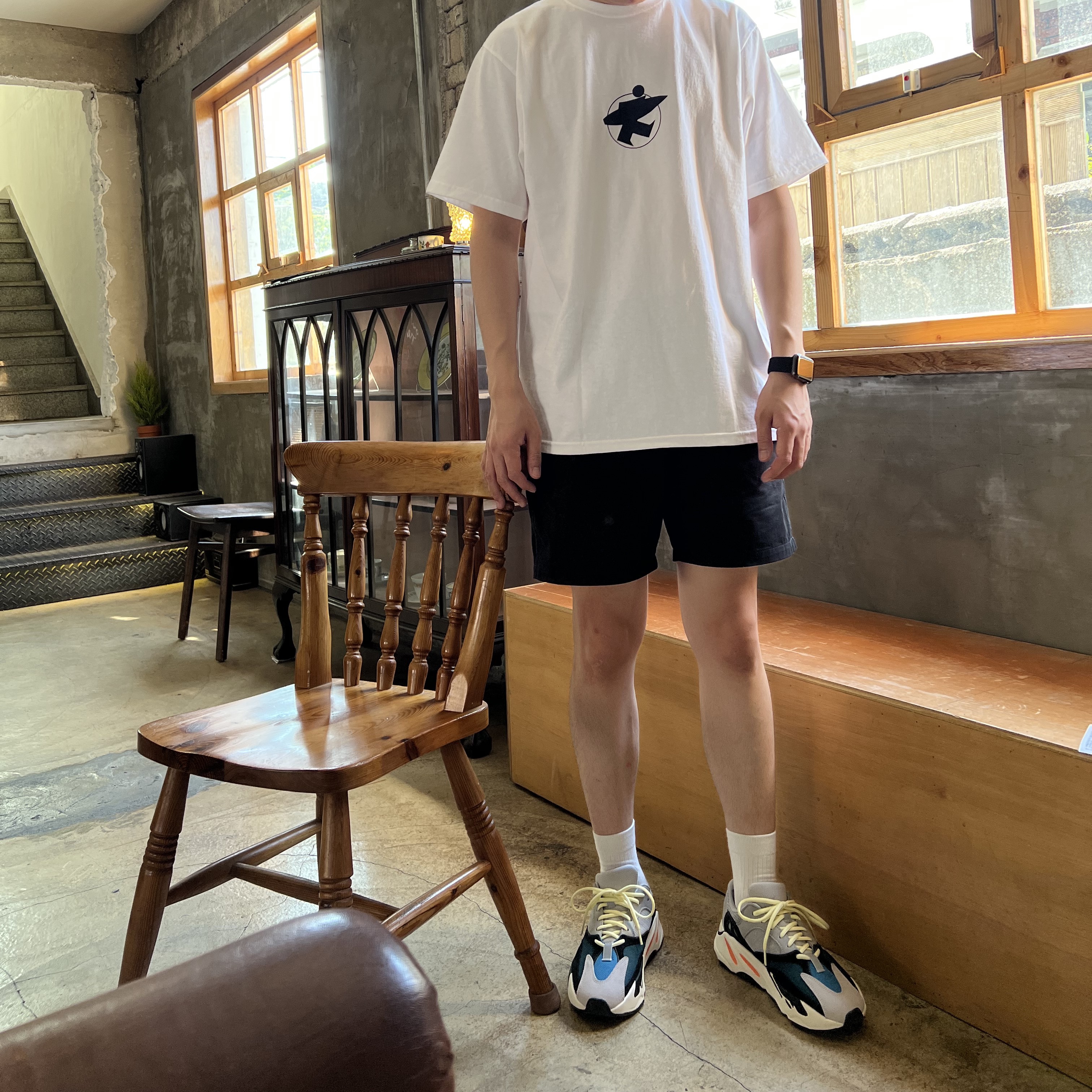 Adidas Yeezy Boost 700 Wave Runner Solid Grey 2021/2022, Stussy Surf Stock T-Shirt White 착용 스타일