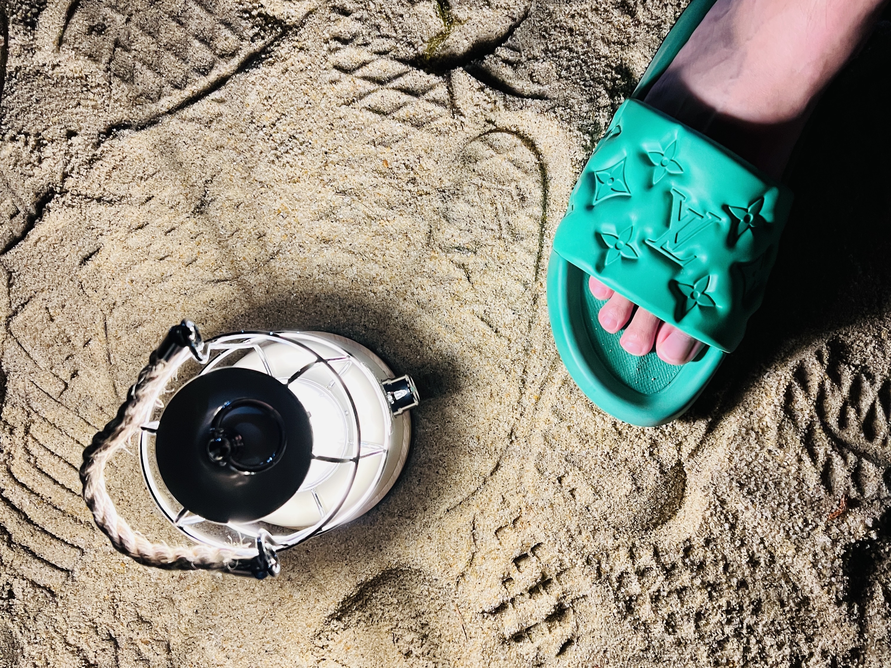 Louis Vuitton Waterfront Mules Green 착용 스타일