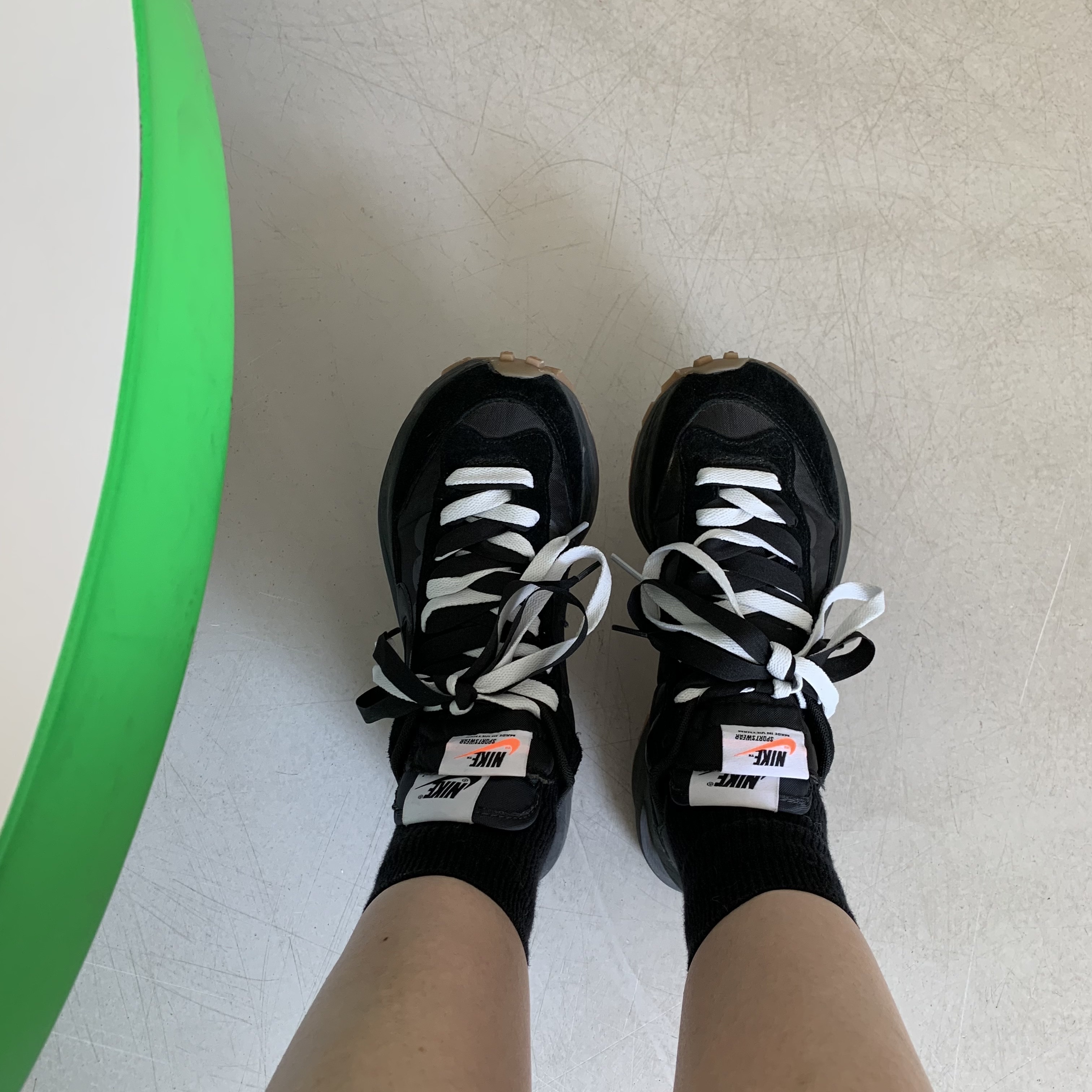 Nike x Sacai VaporWaffle Black and Gum 착용 스타일