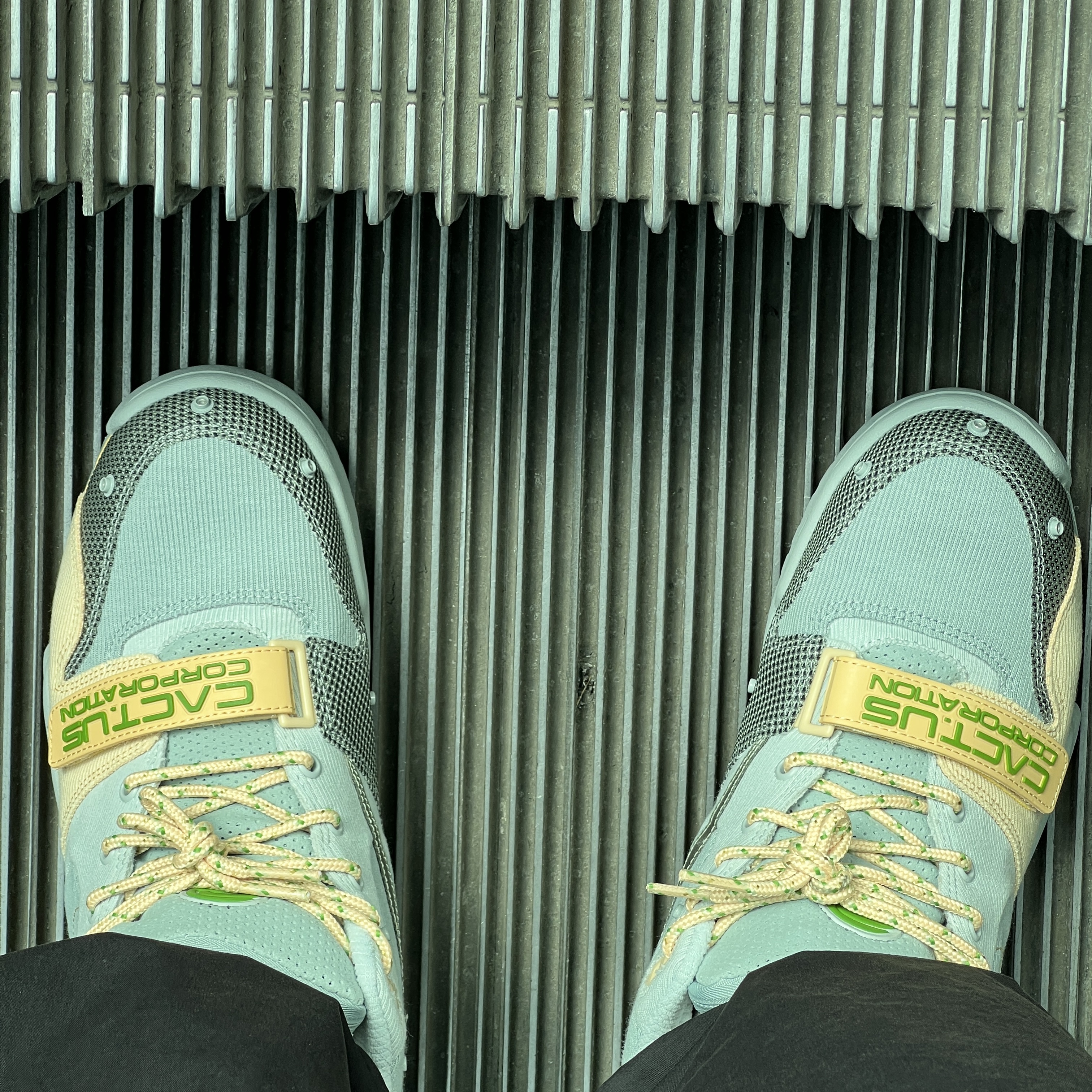 Nike x Travis Scott Nike Air Trainer 1 Grey Haze and Dusty Sage 착용 스타일 - 4