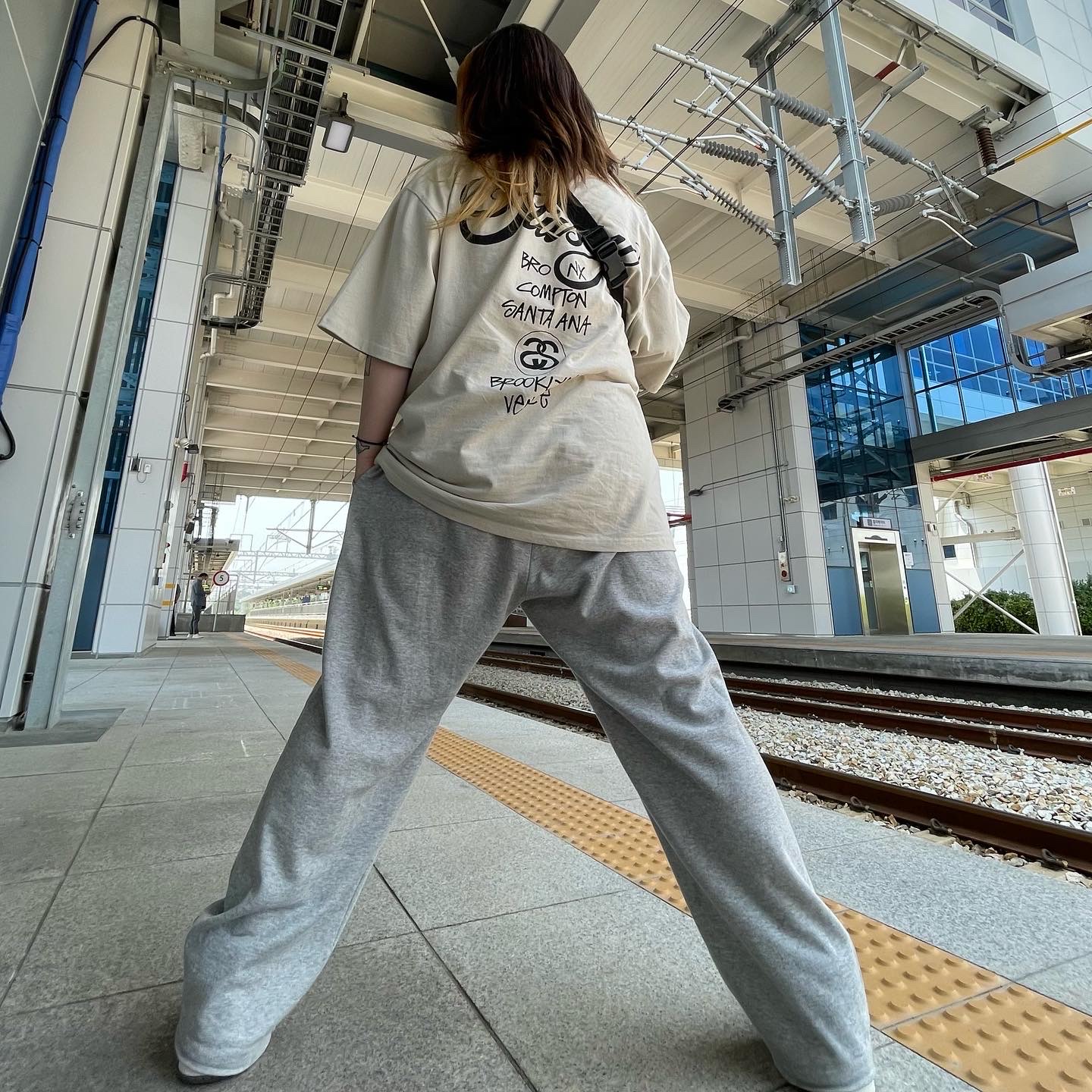 Stussy World Tour T-Shirt Smoke 착용 스타일
