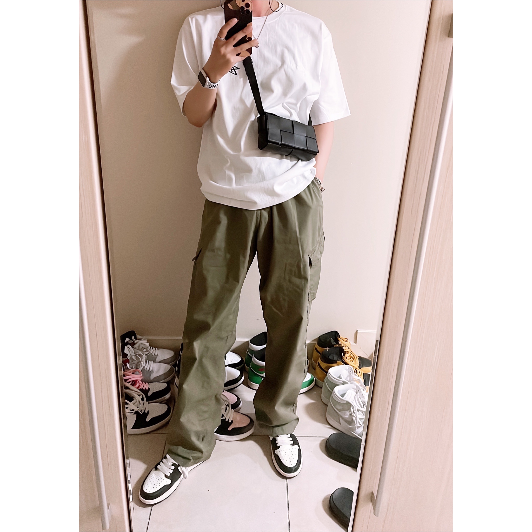 Jordan 1 Retro High OG Black Mocha, Stussy Fuzzy Dice T-Shirt White 착용 스타일 - 1