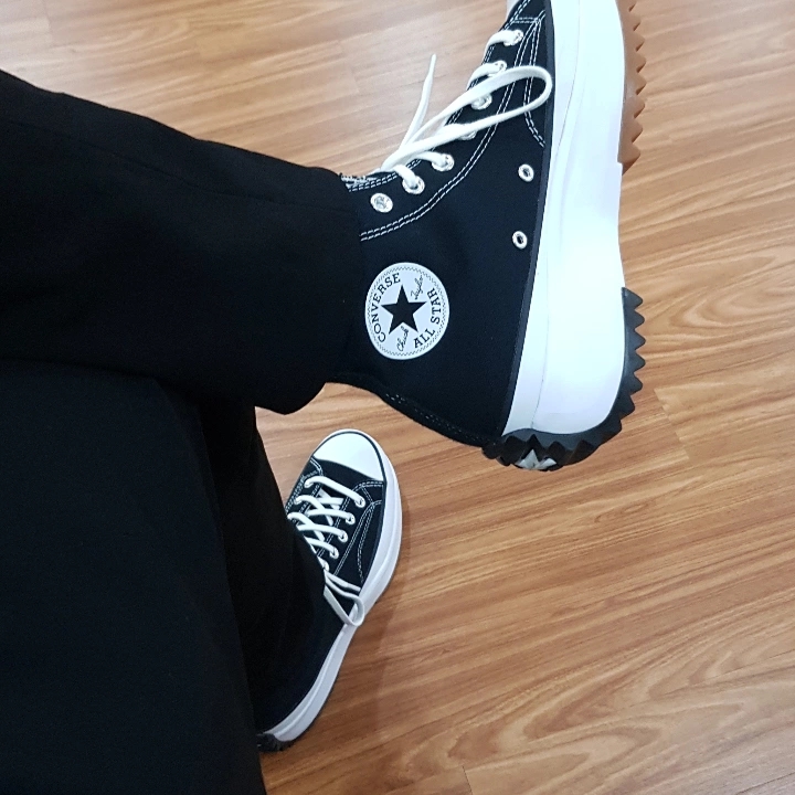 Converse Run Star Hike Hi Black White Gum 착용 스타일 - 1