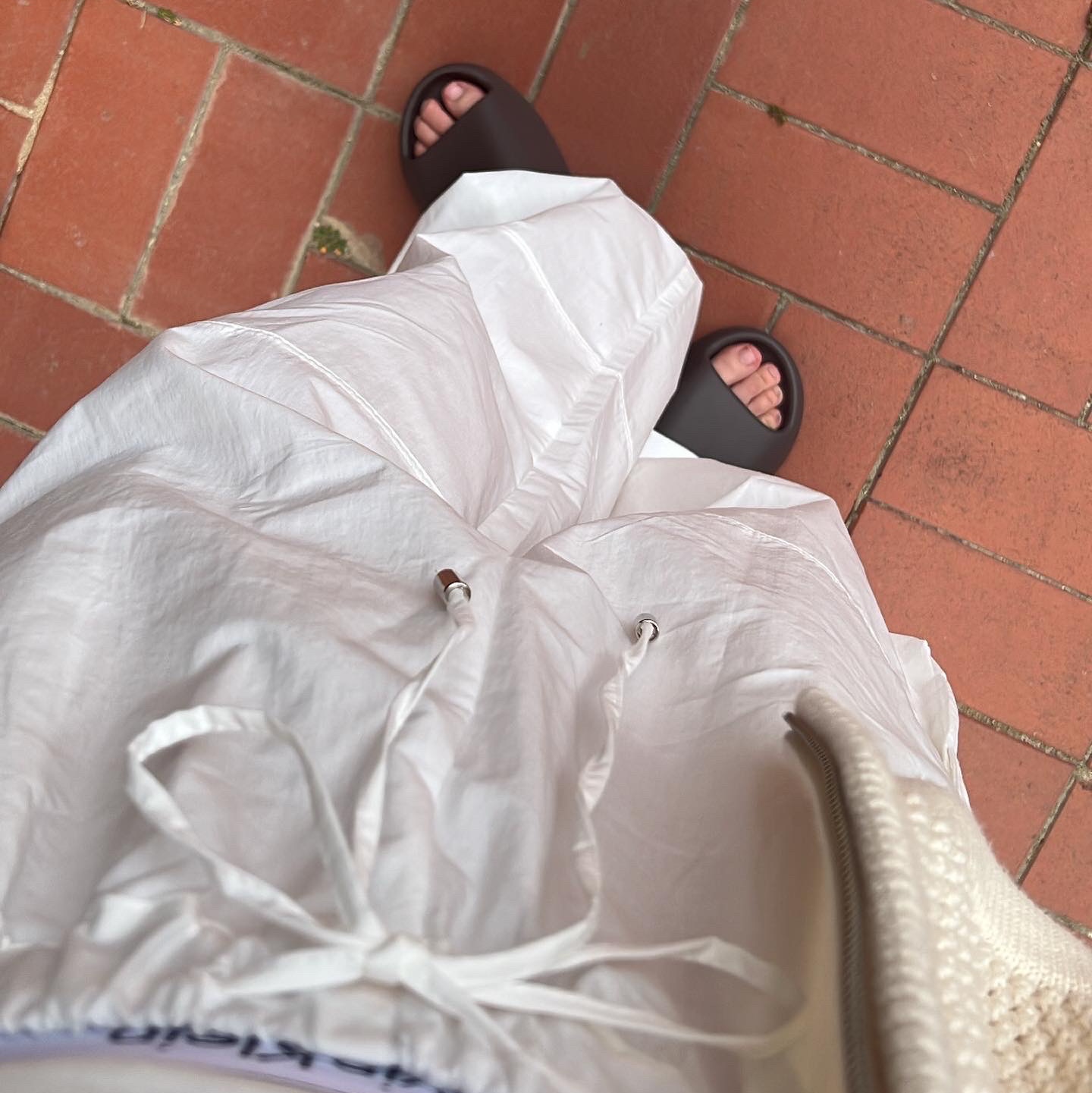 Adidas Yeezy Slide Soot 2021 착용 스타일