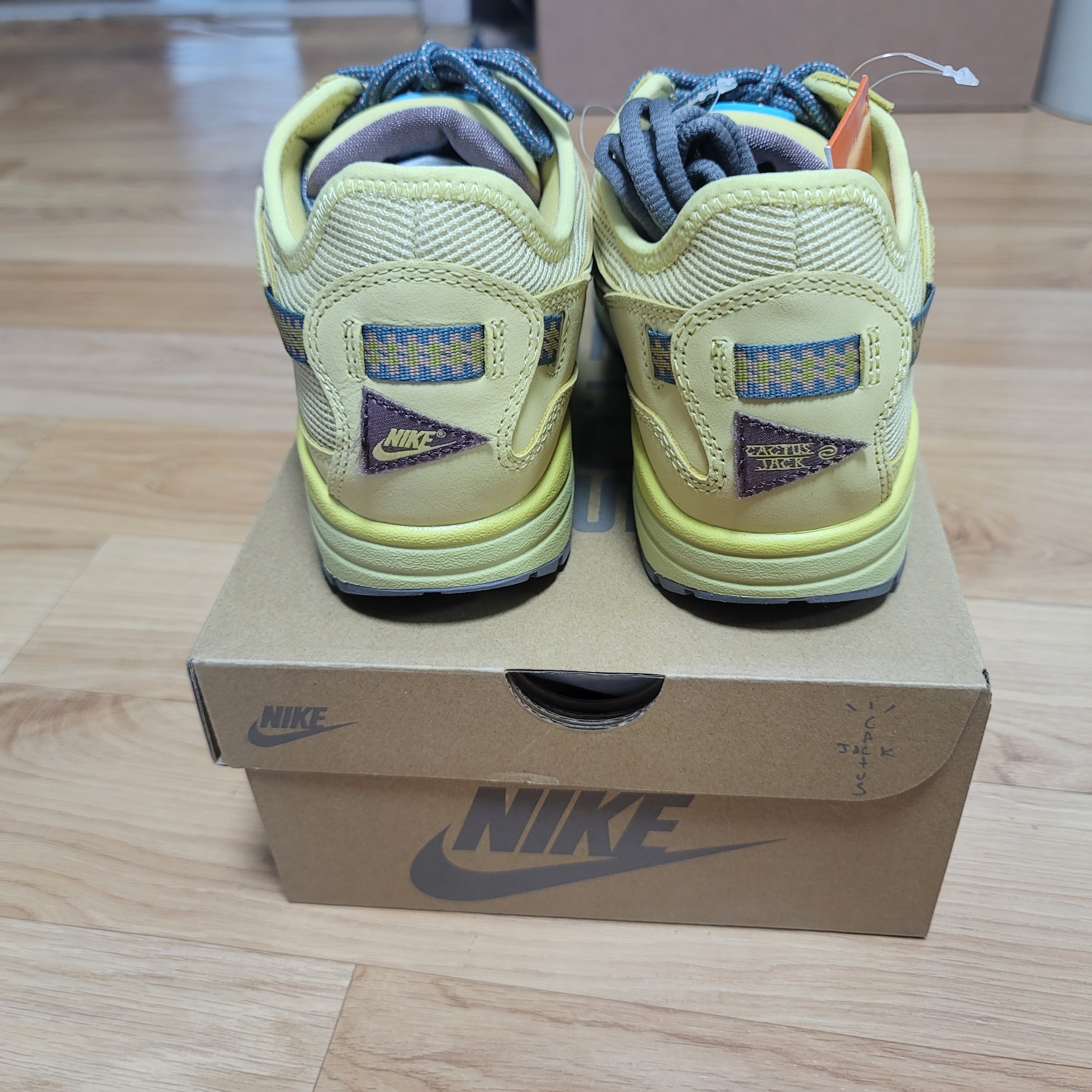 Nike x Travis Scott Air Max 1 Cact.us Gold 착용 스타일 - 4