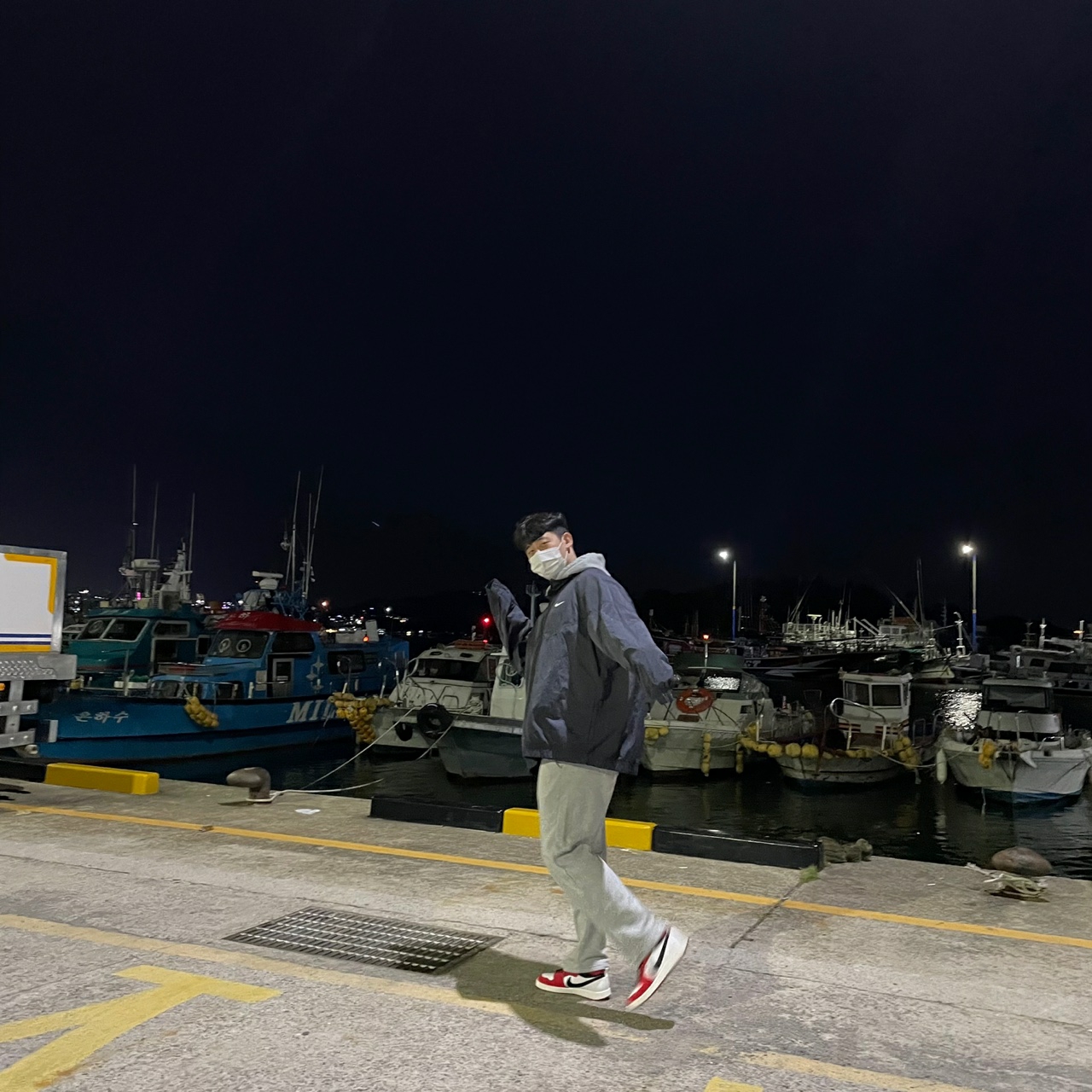 Jordan 1 KO Chicago 2021, Nike x Stussy Windrunner Jacket Off Noir 착용 스타일
