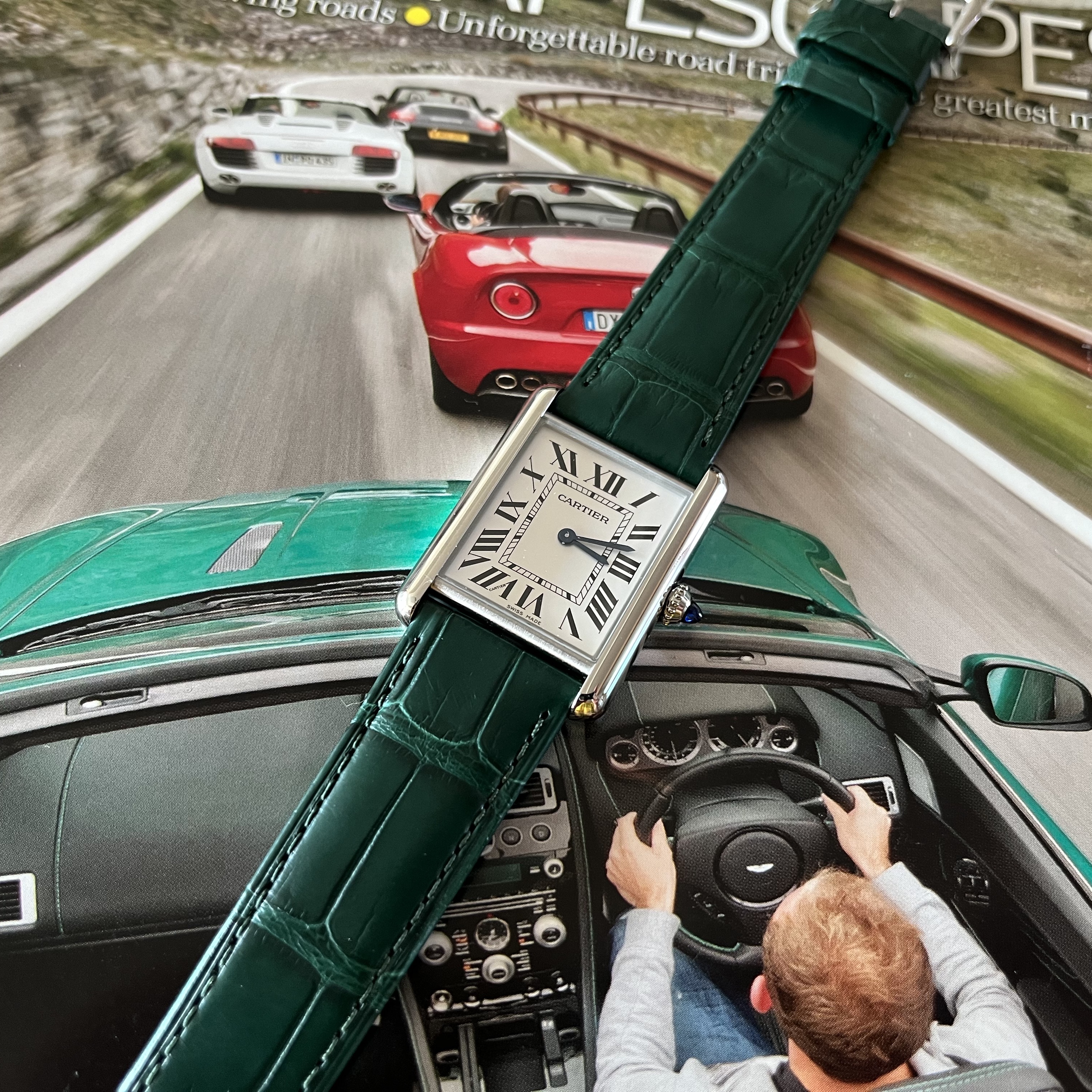 Cartier Tank Must Watch Large Quartz Steel Calfskin Black, Cartier Tank Must Watch Large Quartz Steel Alligator Skin Green 착용 스타일 - 2