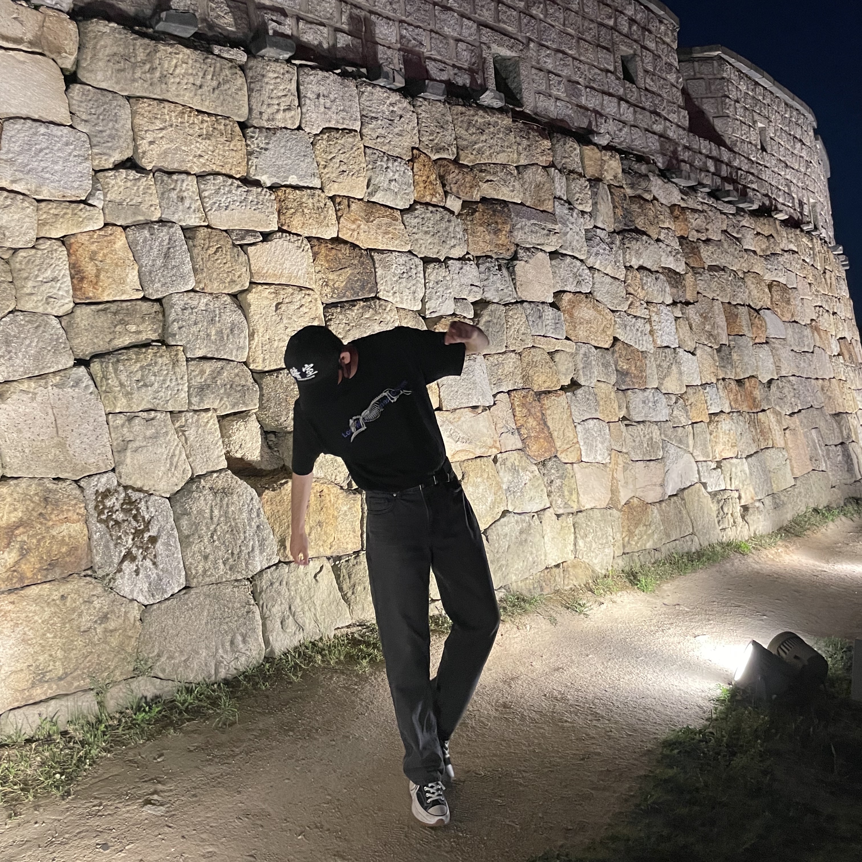 Darkr8m Studio White Logo Cap, Converse Run Star Hike Hi Black White Gum 착용 스타일 - 2