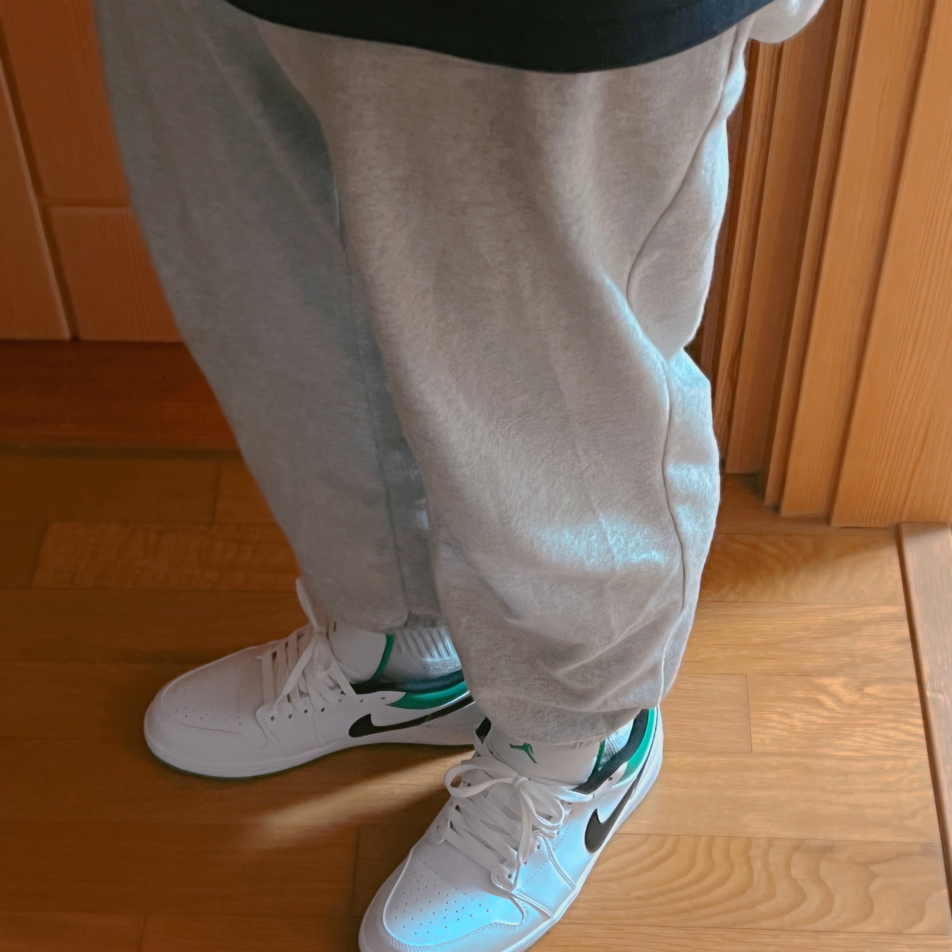 Jordan 1 Low White Lucky Green 착용 스타일 - 3