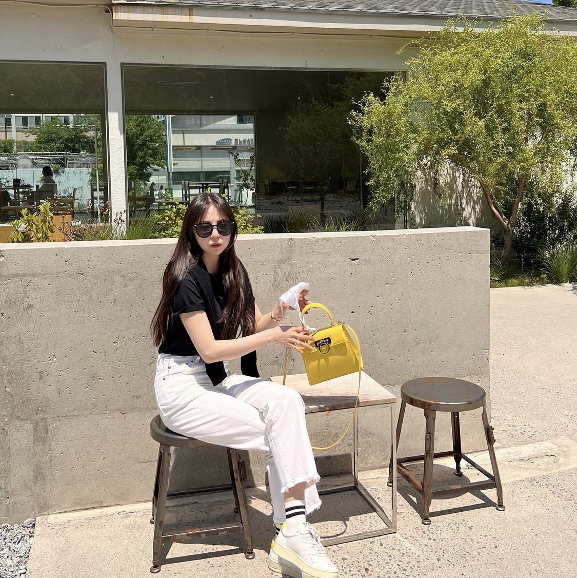 (W) Autry Medalist Low Leather Sneakers White Yellow, Autry Medalist Low Leather Sneakers White Yellow 착용 스타일 - 2