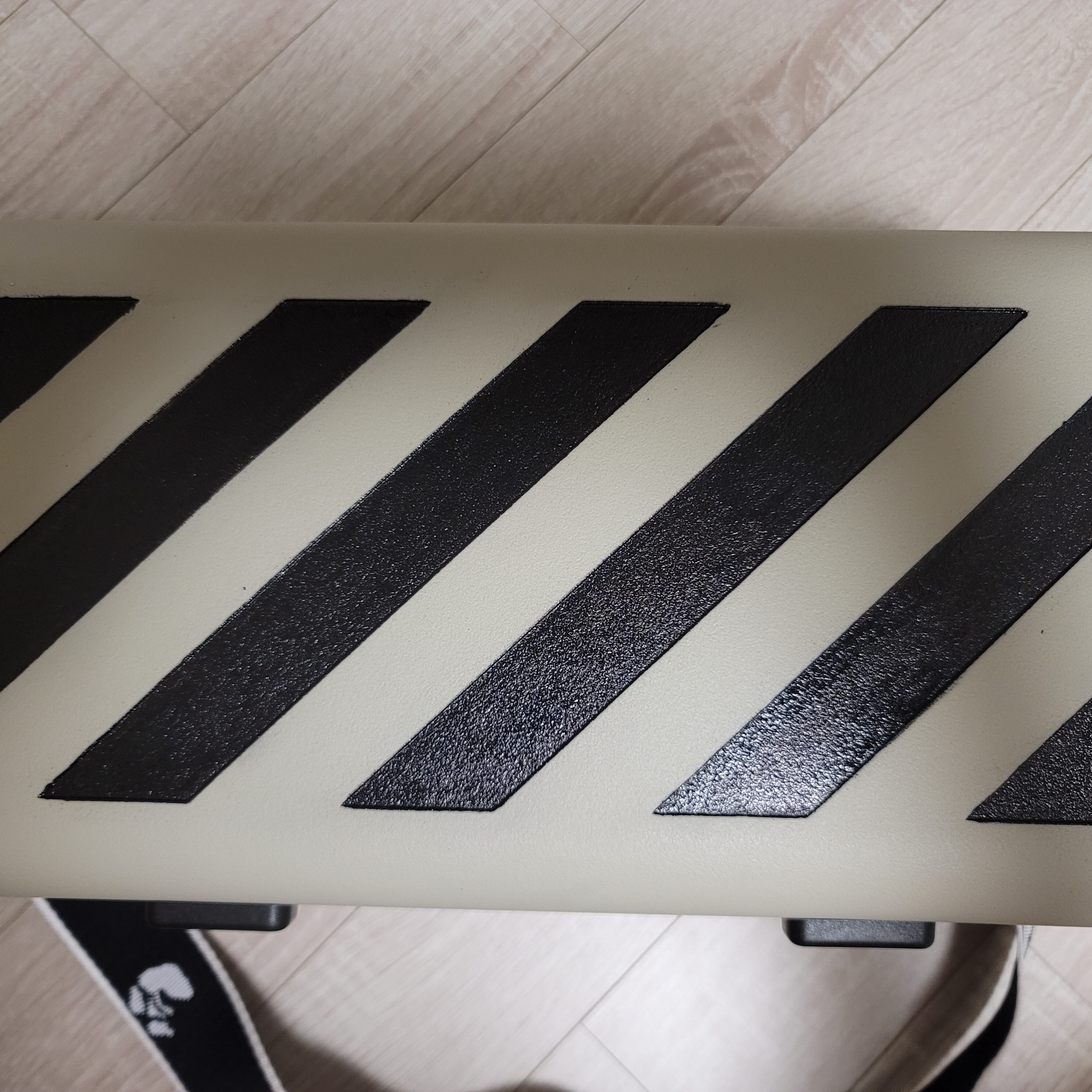 Off-White x Amore Pacific Protection Box (Without Cosmetics) 착용 스타일 - 2