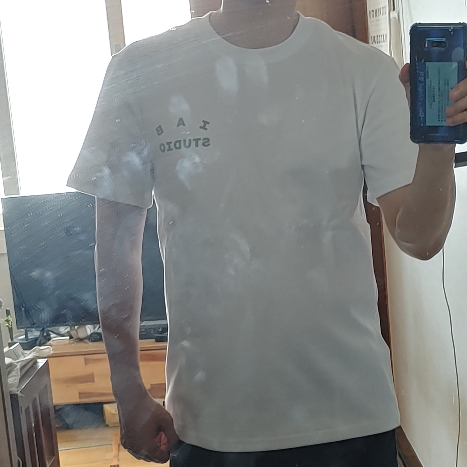 IAB Studio T-Shirt White Light Green, Stussy World Tour T-Shirt Smoke 착용 스타일 - 1