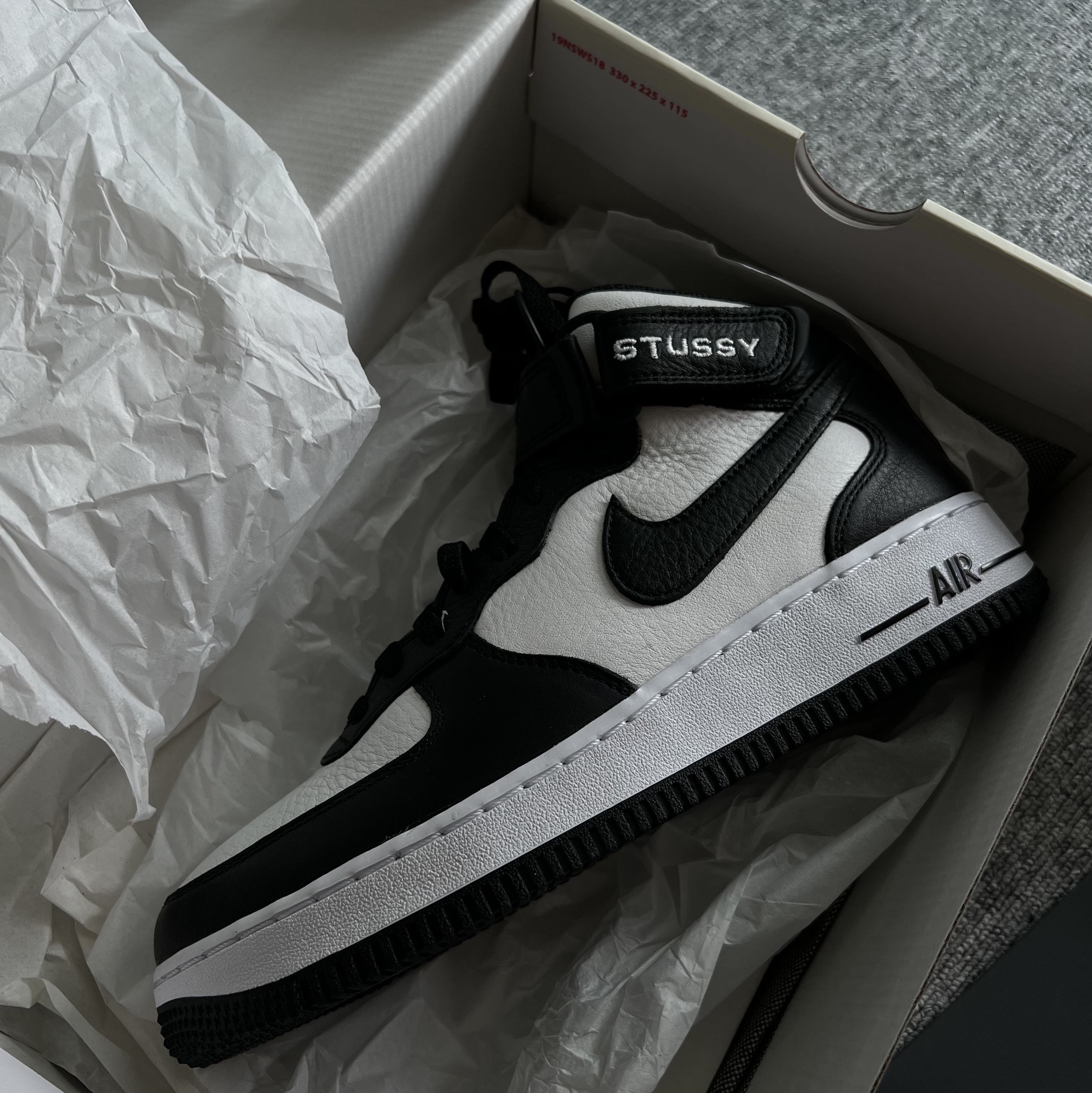 Nike x Stussy Air Force 1 '07 Mid SP Black and Light Bone 착용 스타일 - 1