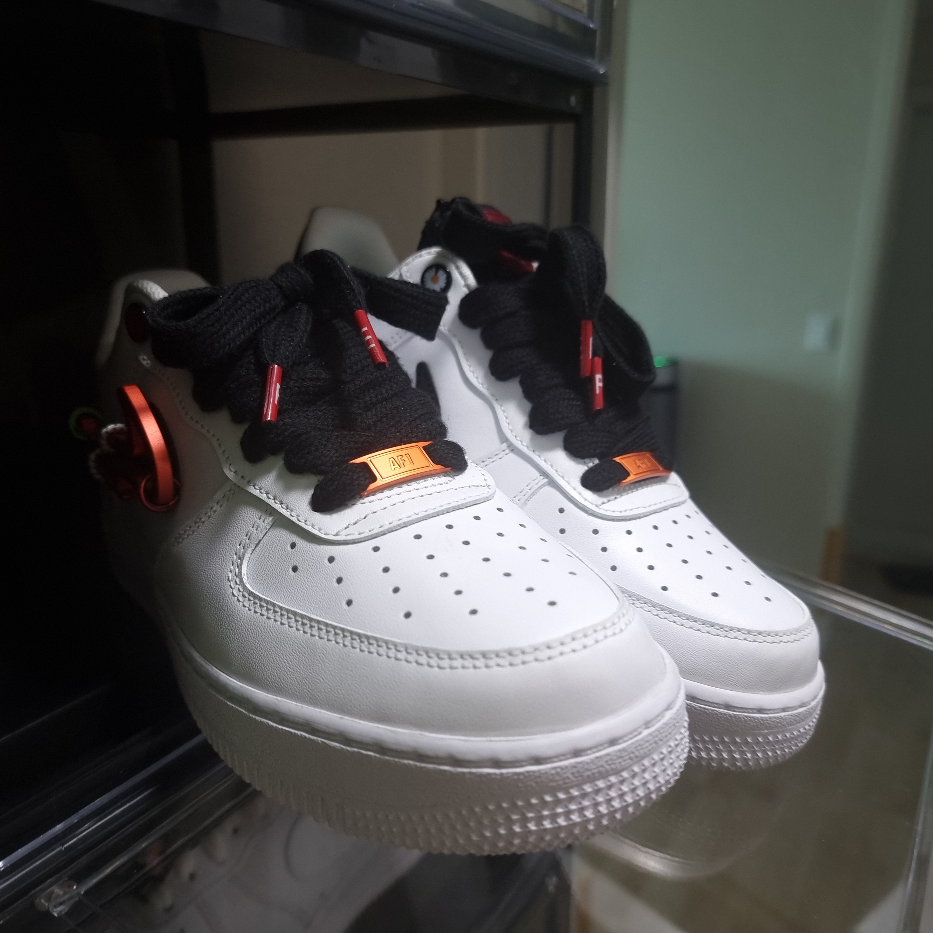 Nike Air Force 1 '07 PRM Carabiner Red 착용 스타일 - 2