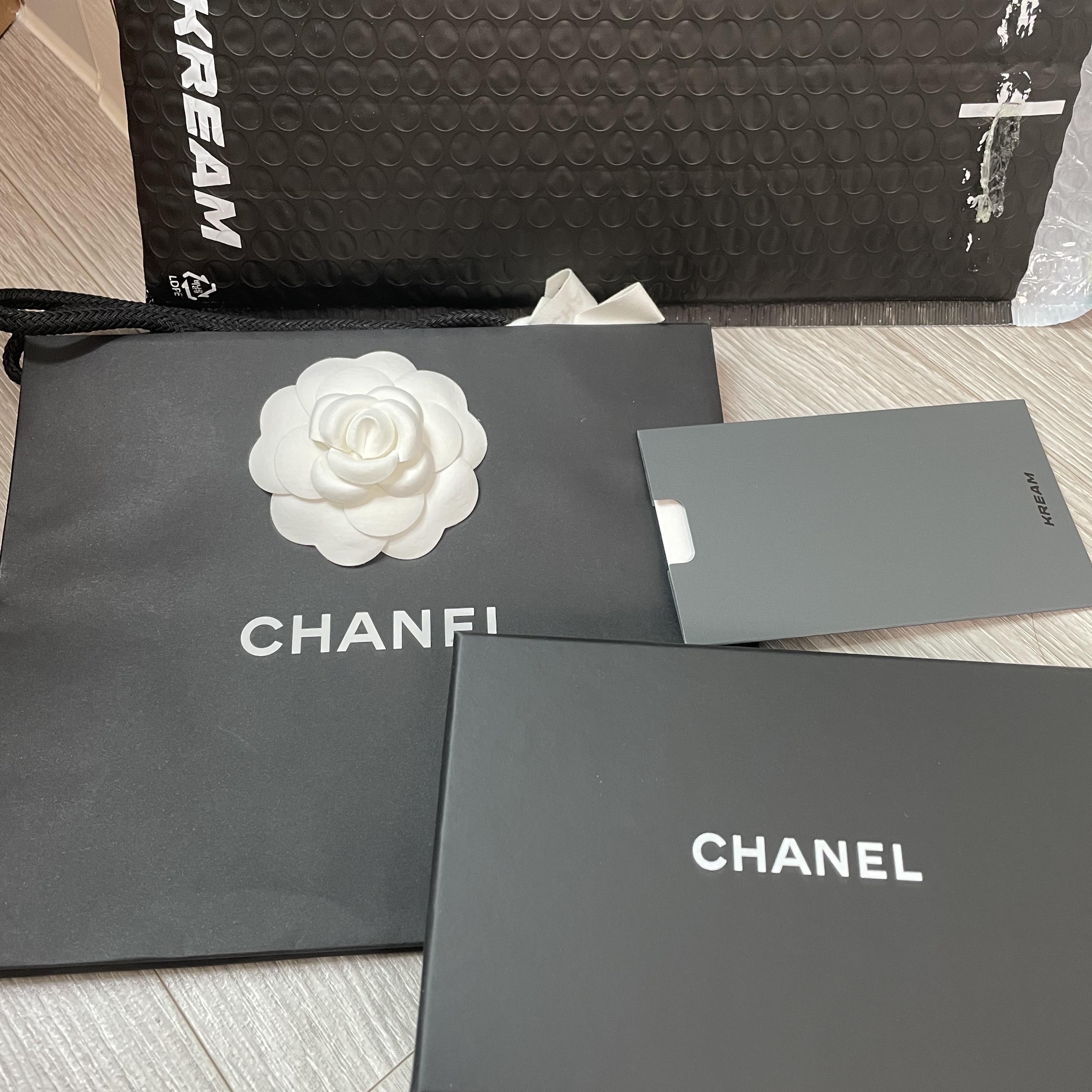 Chanel Classic Card Holder Grained Calfskin & Silver Black 착용 스타일 - 2