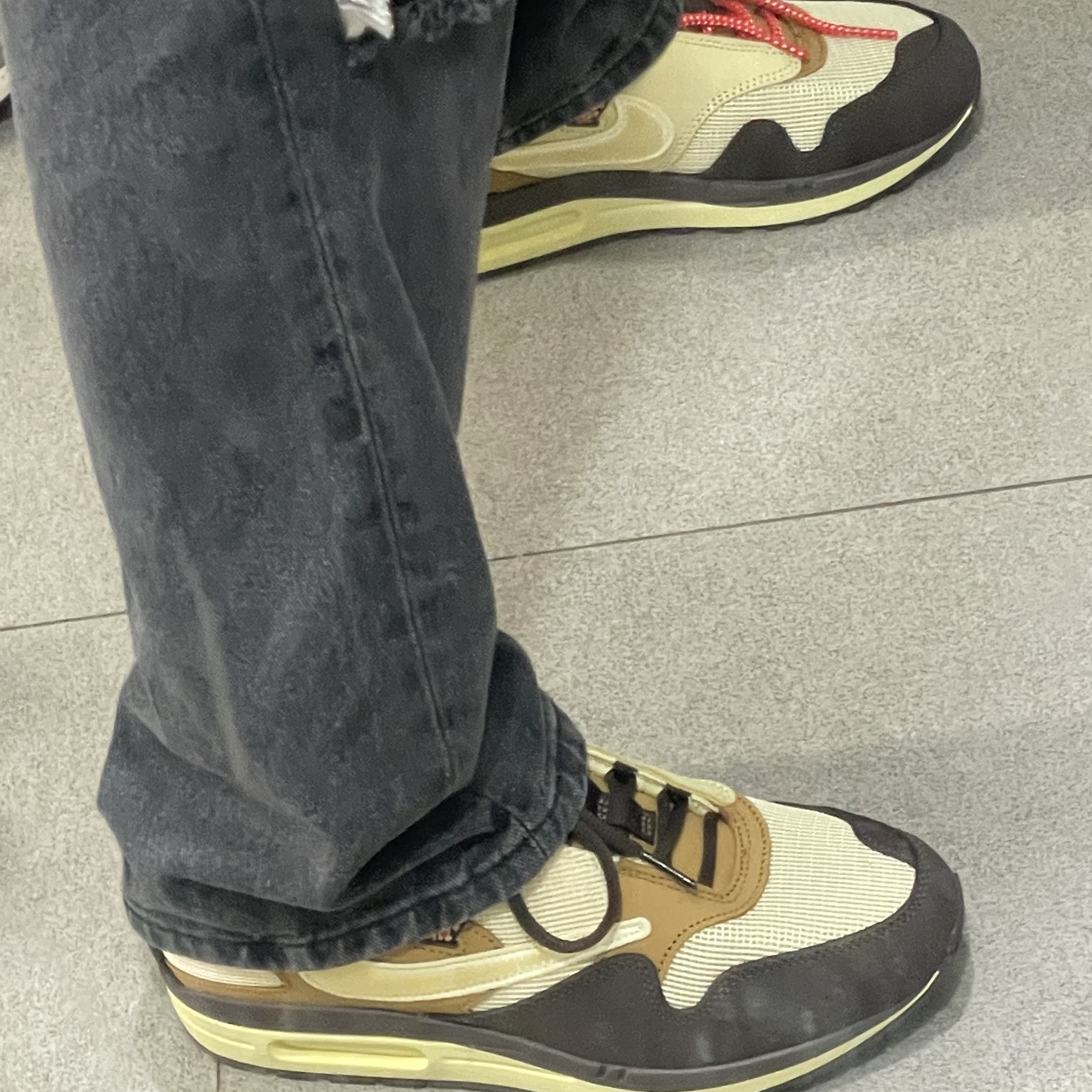 Nike x Travis Scott Air Max 1 Cact.us Brown 착용 스타일 - 2