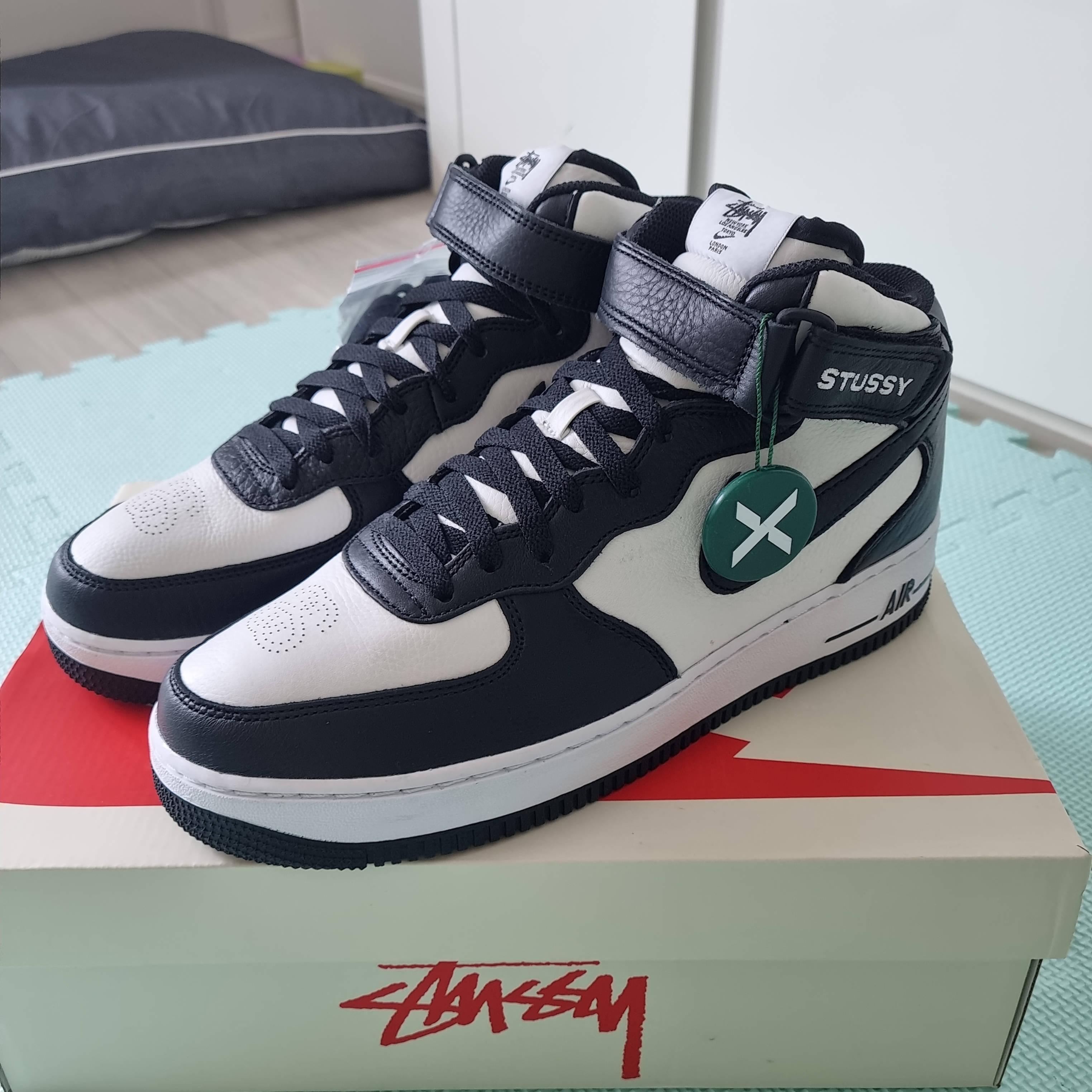 Nike x Stussy Air Force 1 '07 Mid SP Black and Light Bone 착용 스타일 - 4