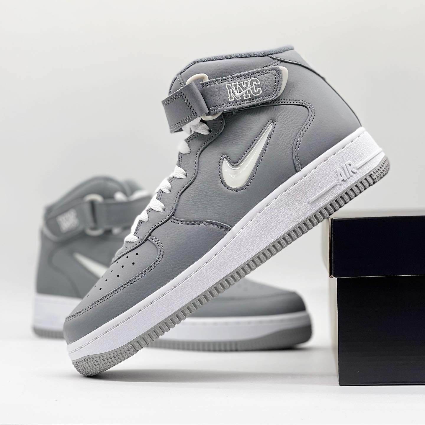 Nike Air Force 1 Mid QS NYC Cool Grey 착용 스타일 - 4